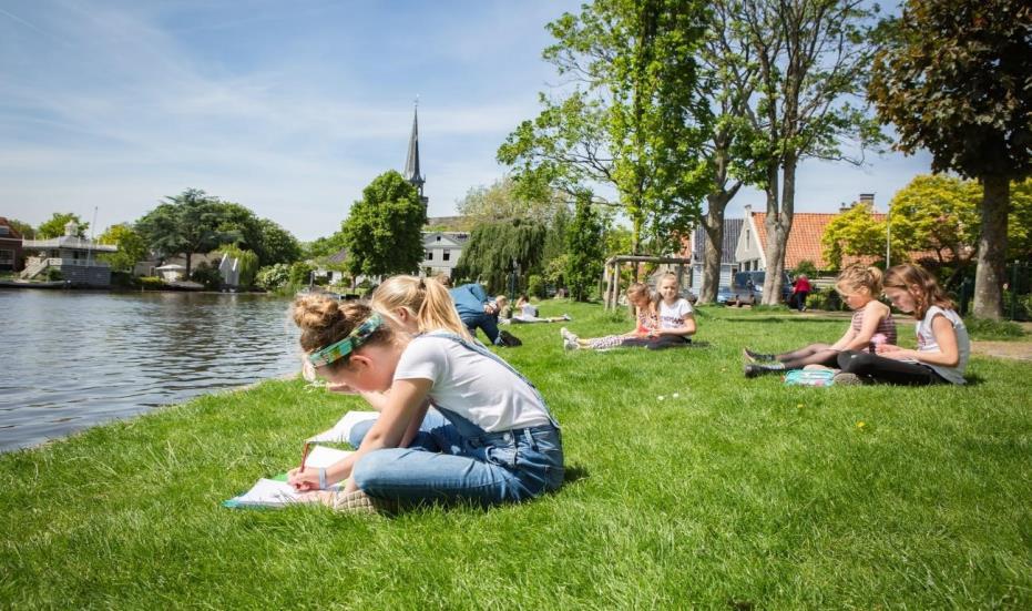 Leerlingen van Basisschool De Havenrakkers in Broek in Waterland leren ontspannen aan het water op het schoolplein. Leerlingen van Basisschool De Havenrakkers in Broek in Waterland leren ontspannen aan het water op het schoolplein.