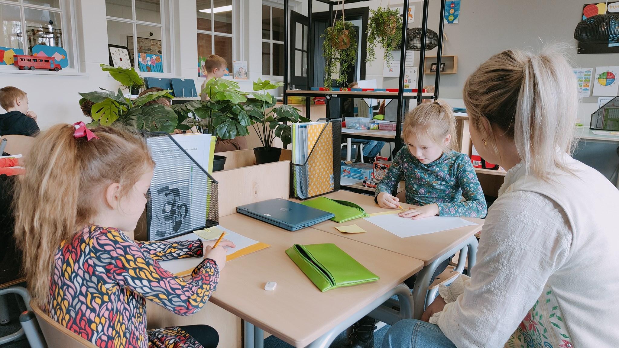 Leerlingen van Basisschool De Heihorst in Heibloem maken aantekeningen tijdens een les. Leerlingen van Basisschool De Heihorst in Heibloem maken aantekeningen tijdens een les.