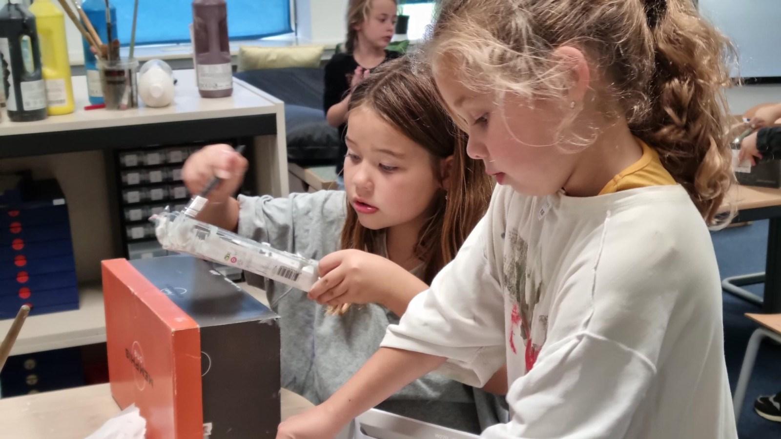 Leerlingen van Basisschool De Heihorst in Heibloem zijn creatief aan het knutselen in de klas. Leerlingen van Basisschool De Heihorst in Heibloem zijn creatief aan het knutselen in de klas.