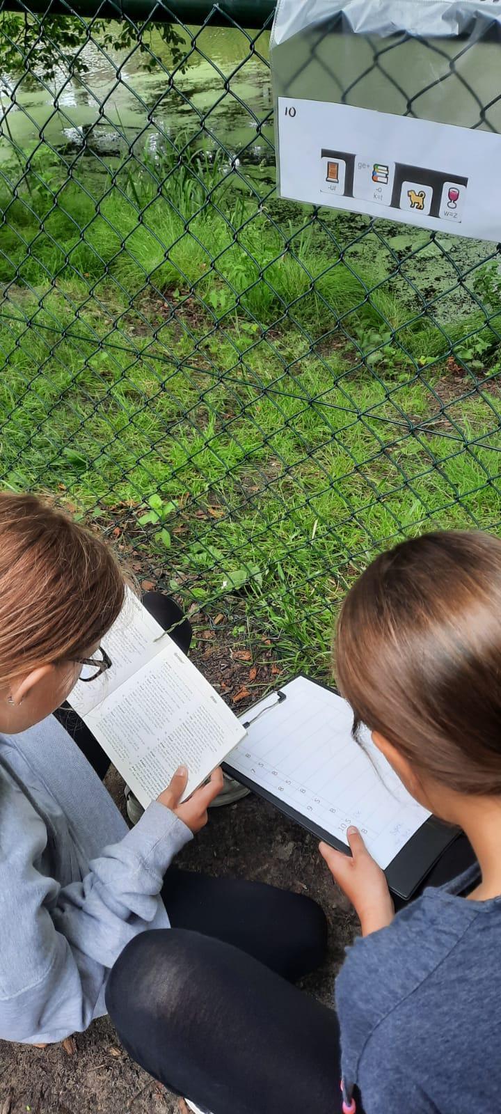 Leerlingen van Basisschool de Holm in Leusden houden een boek en een schrijfblok vast op het schoolplein. Leerlingen van Basisschool de Holm in Leusden houden een boek en een schrijfblok vast op het schoolplein.