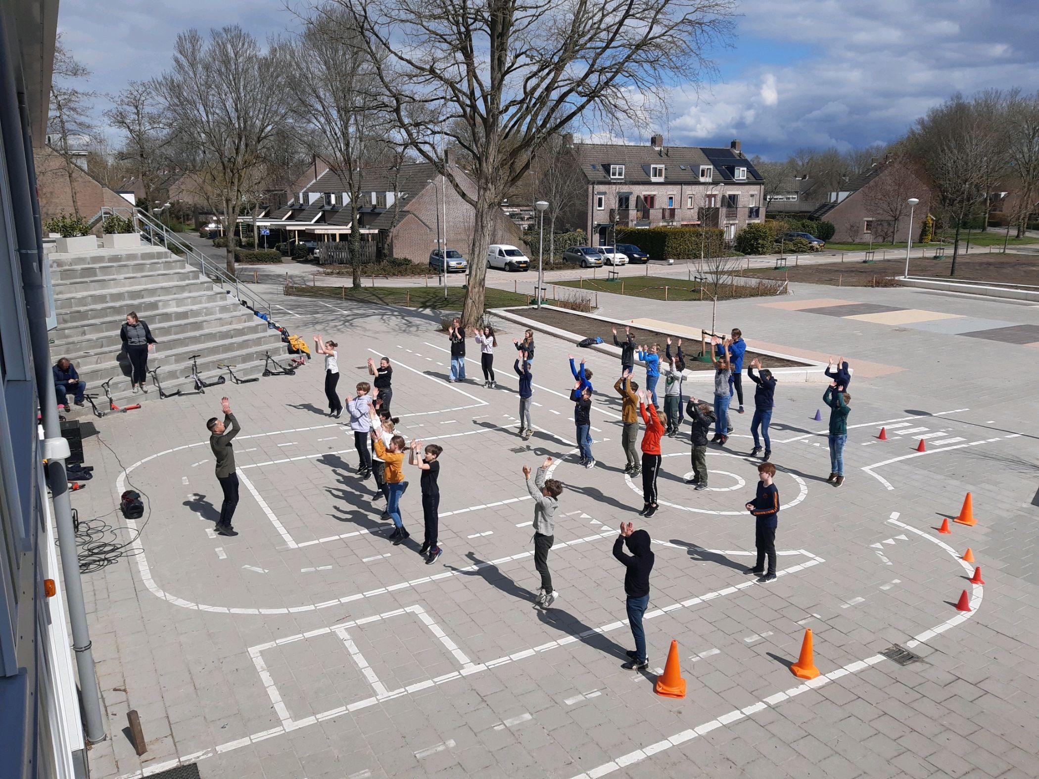 Leerlingen van Basisschool de Holm in Leusden oefenen een bewegingsactiviteit op het schoolplein. Leerlingen van Basisschool de Holm in Leusden oefenen een bewegingsactiviteit op het schoolplein.