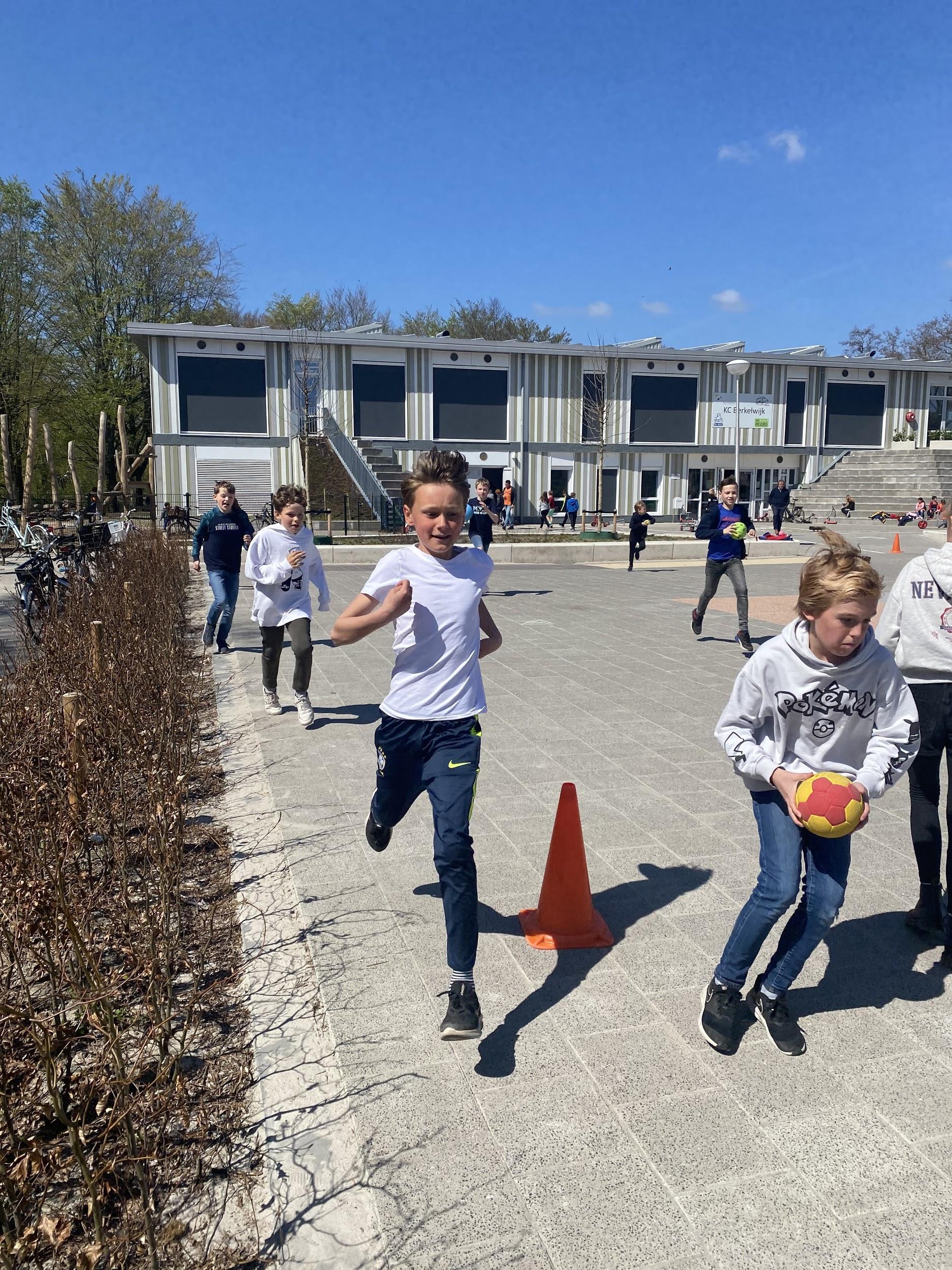 Leerlingen van Basisschool de Holm in Leusden spelen actief op het schoolplein. Leerlingen van Basisschool de Holm in Leusden spelen actief op het schoolplein.