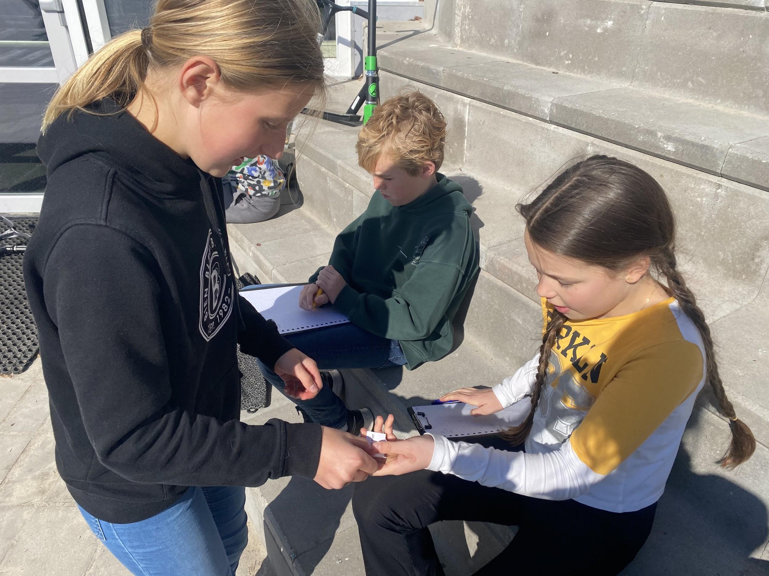 Leerlingen van Basisschool de Holm in Leusden zijn bezig met een activiteit op het schoolplein. Leerlingen van Basisschool de Holm in Leusden zijn bezig met een activiteit op het schoolplein.