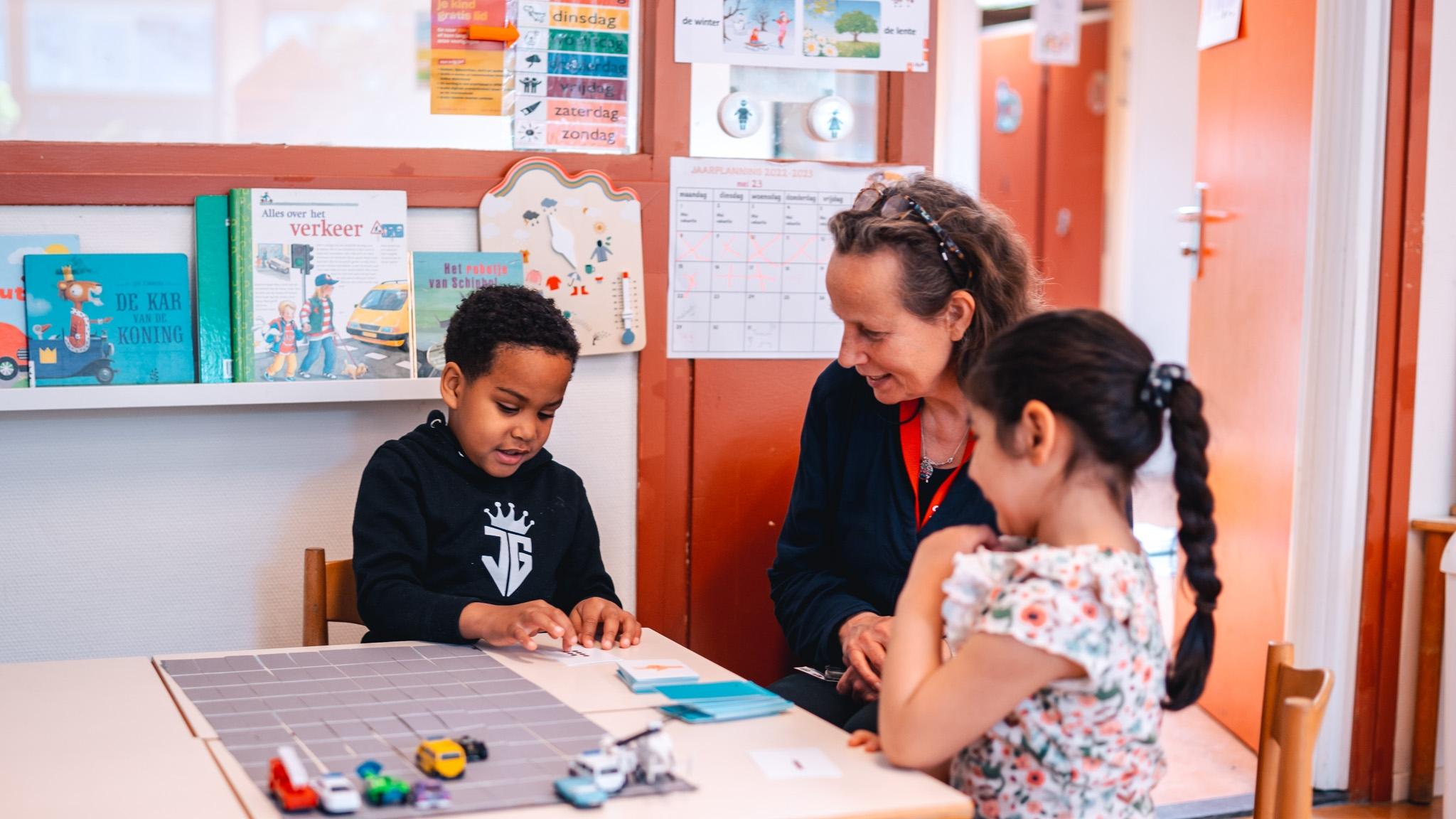Leerlingen van Basisschool De Horizon in Delft werken samen met een lerares aan een activiteit. Leerlingen van Basisschool De Horizon in Delft werken samen met een lerares aan een activiteit.
