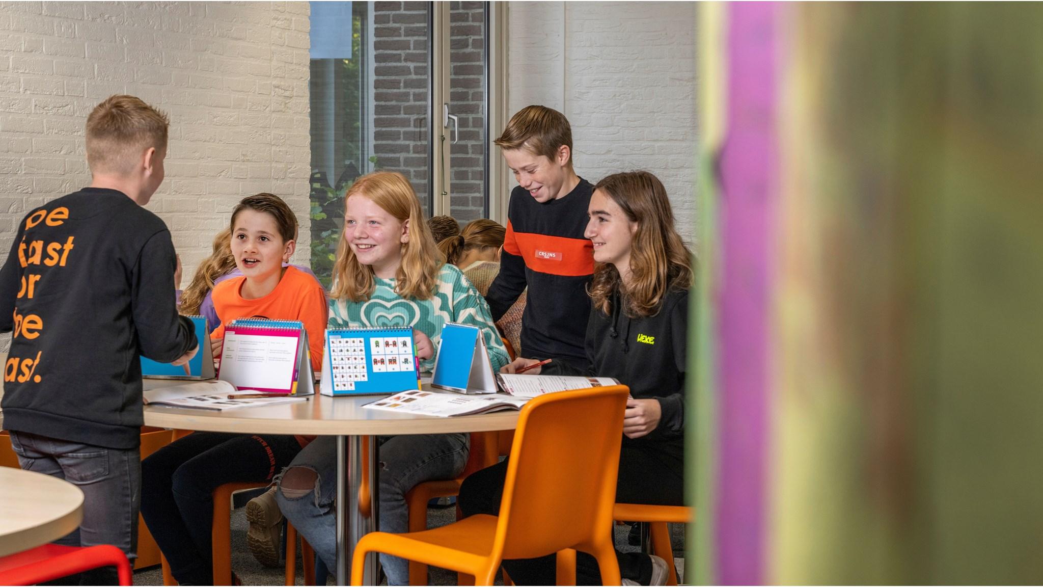 Leerlingen van Basisschool De Horizon in Grashoek werken samen aan een tafel. Leerlingen van Basisschool De Horizon in Grashoek werken samen aan een tafel.
