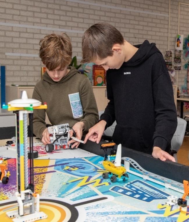 Leerlingen van Basisschool De Horizon in Grashoek werken samen aan robotica projecten. Leerlingen van Basisschool De Horizon in Grashoek werken samen aan robotica projecten.