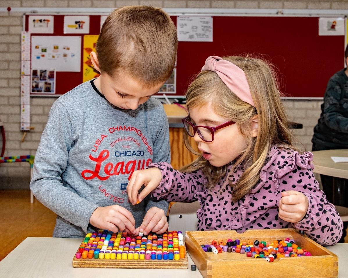 Leerlingen van Basisschool De Horizon in Grashoek zijn actief bezig met een kleurrijke knutselactiviteit. Leerlingen van Basisschool De Horizon in Grashoek zijn actief bezig met een kleurrijke knutselactiviteit.
