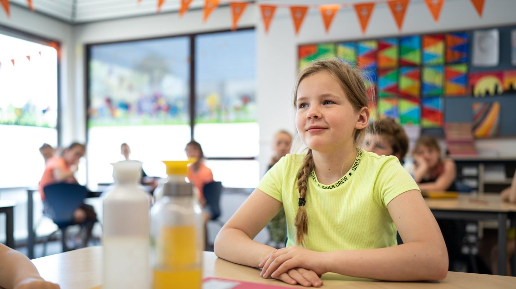 Leerlingen van basisschool De Hovenier in Montfort luisteren aandachtig tijdens een les. Leerlingen van basisschool De Hovenier in Montfort luisteren aandachtig tijdens een les.