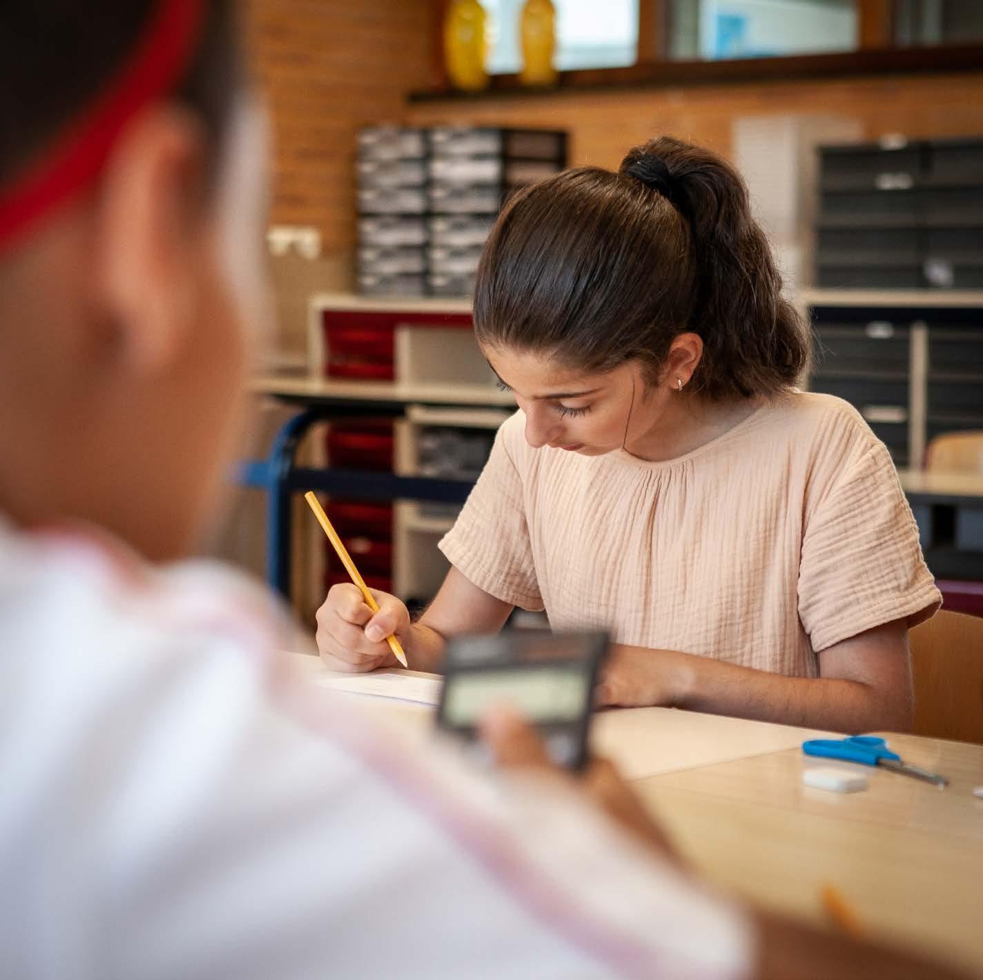 Leerlingen van Basisschool De Hovenier in Montfort maken hun huiswerk in de klas. Leerlingen van Basisschool De Hovenier in Montfort maken hun huiswerk in de klas.