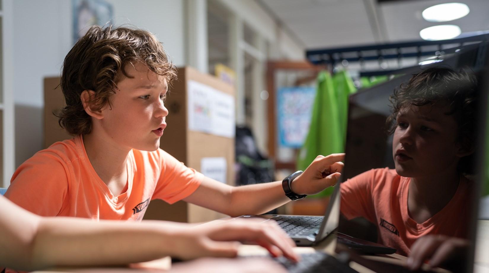 Leerlingen van Basisschool De Hovenier in Montfort werken samen aan een laptop. Leerlingen van Basisschool De Hovenier in Montfort werken samen aan een laptop.