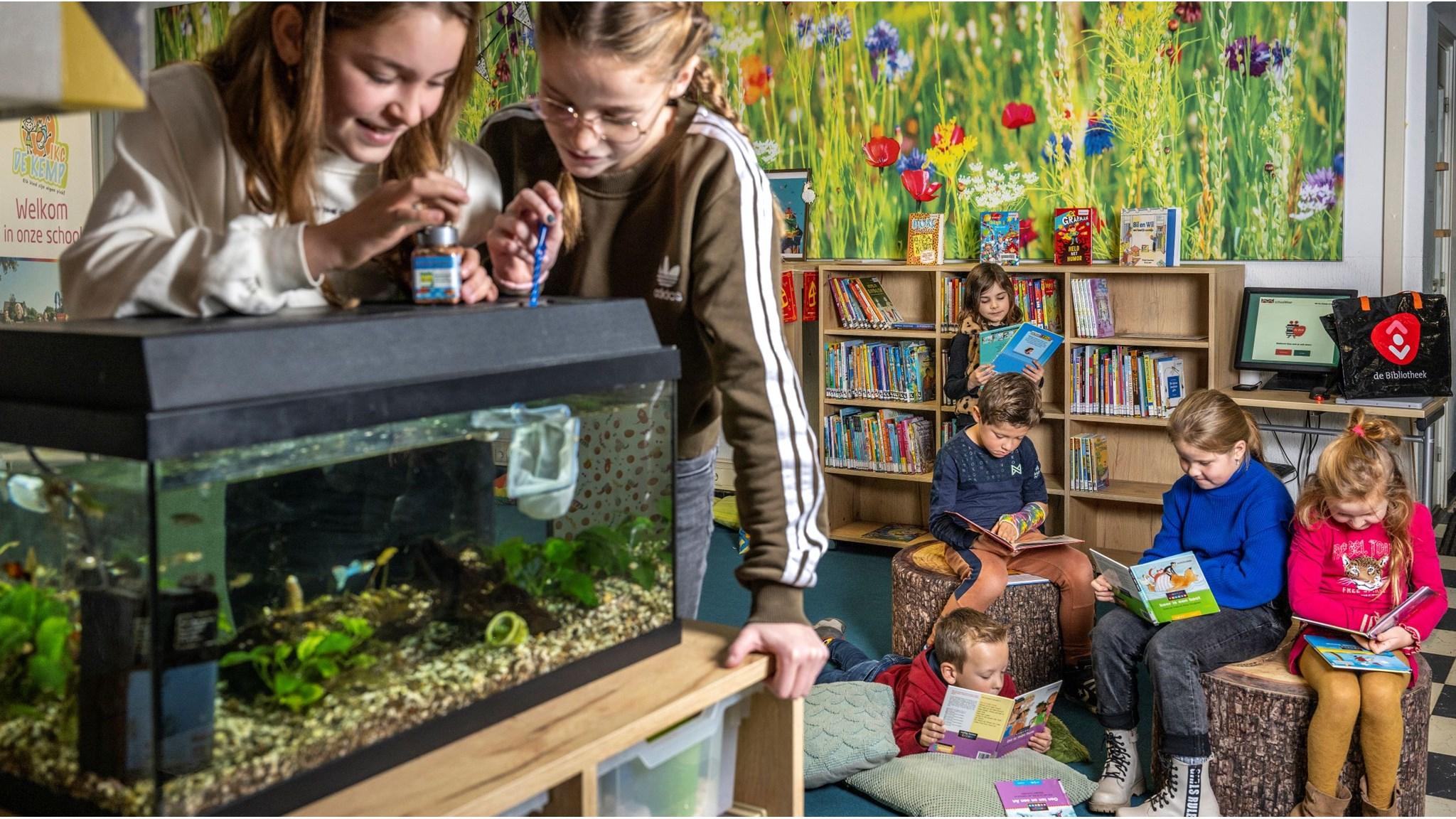 Leerlingen van Basisschool De Kemp in Egchel ontdekken samen een aquarium terwijl anderen genieten van boeken in de leeszaal. Leerlingen van Basisschool De Kemp in Egchel ontdekken samen een aquarium terwijl anderen genieten van boeken in de leeszaal.