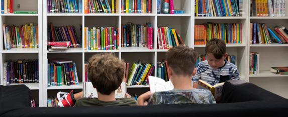 Leerlingen van Basisschool De Kleine Beer in Berlicum lezen boeken in de schoolbibliotheek. Leerlingen van Basisschool De Kleine Beer in Berlicum lezen boeken in de schoolbibliotheek.