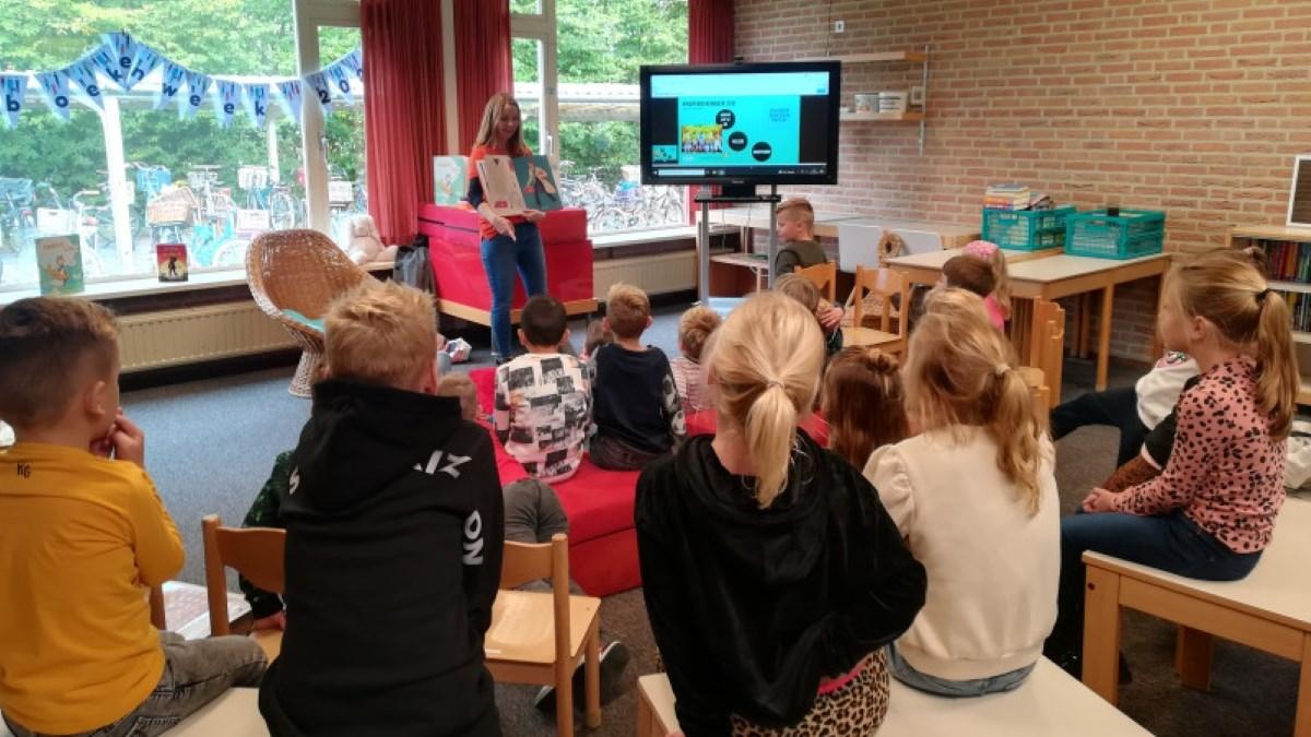 Leerlingen van Basisschool De Kwir in Neer luisteren aandachtig naar een verhaal in de klas. Leerlingen van Basisschool De Kwir in Neer luisteren aandachtig naar een verhaal in de klas.
