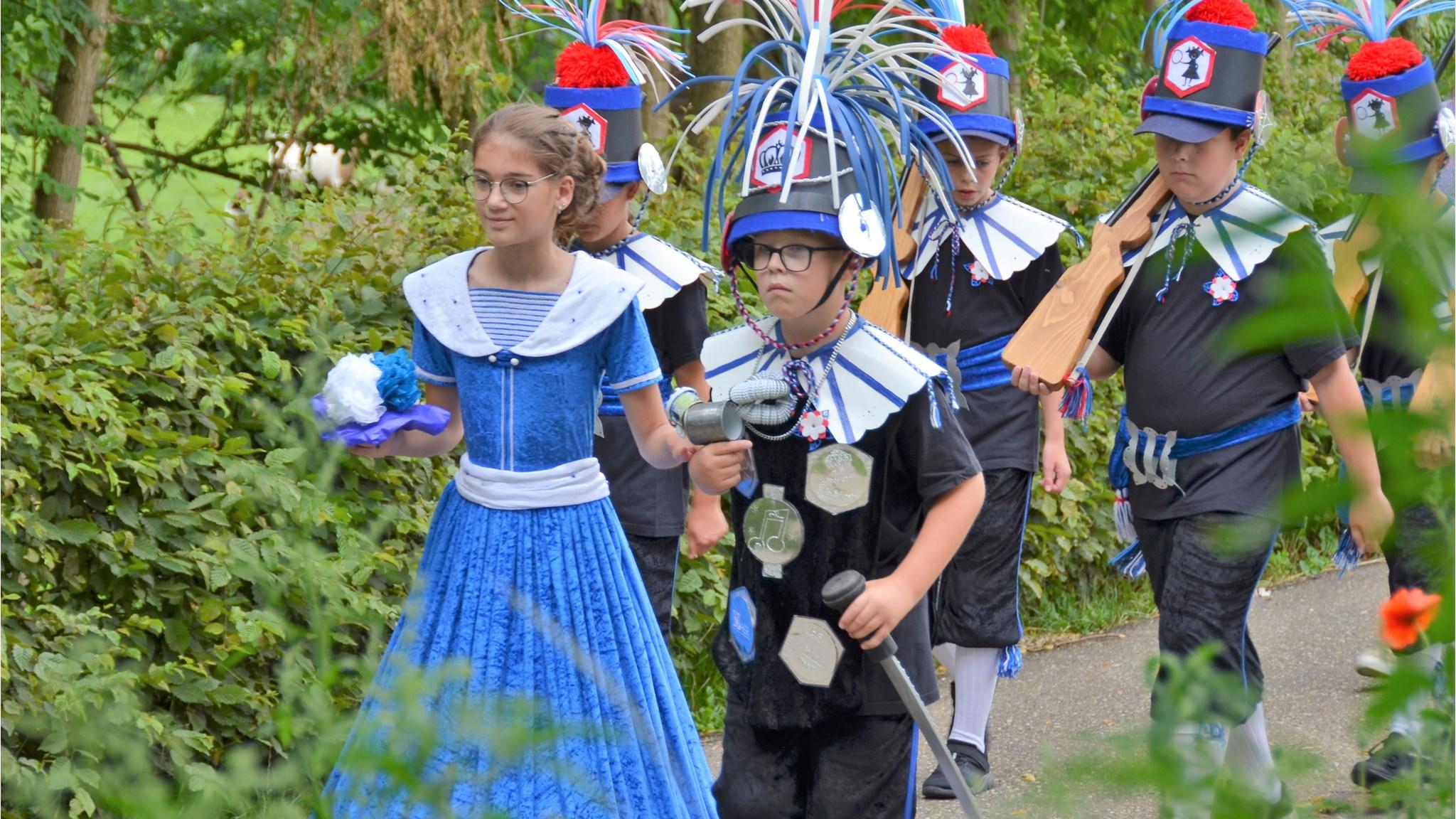 Leerlingen van Basisschool De Kwir in Neer verkleed tijdens een feestelijke optocht. Leerlingen van Basisschool De Kwir in Neer verkleed tijdens een feestelijke optocht.
