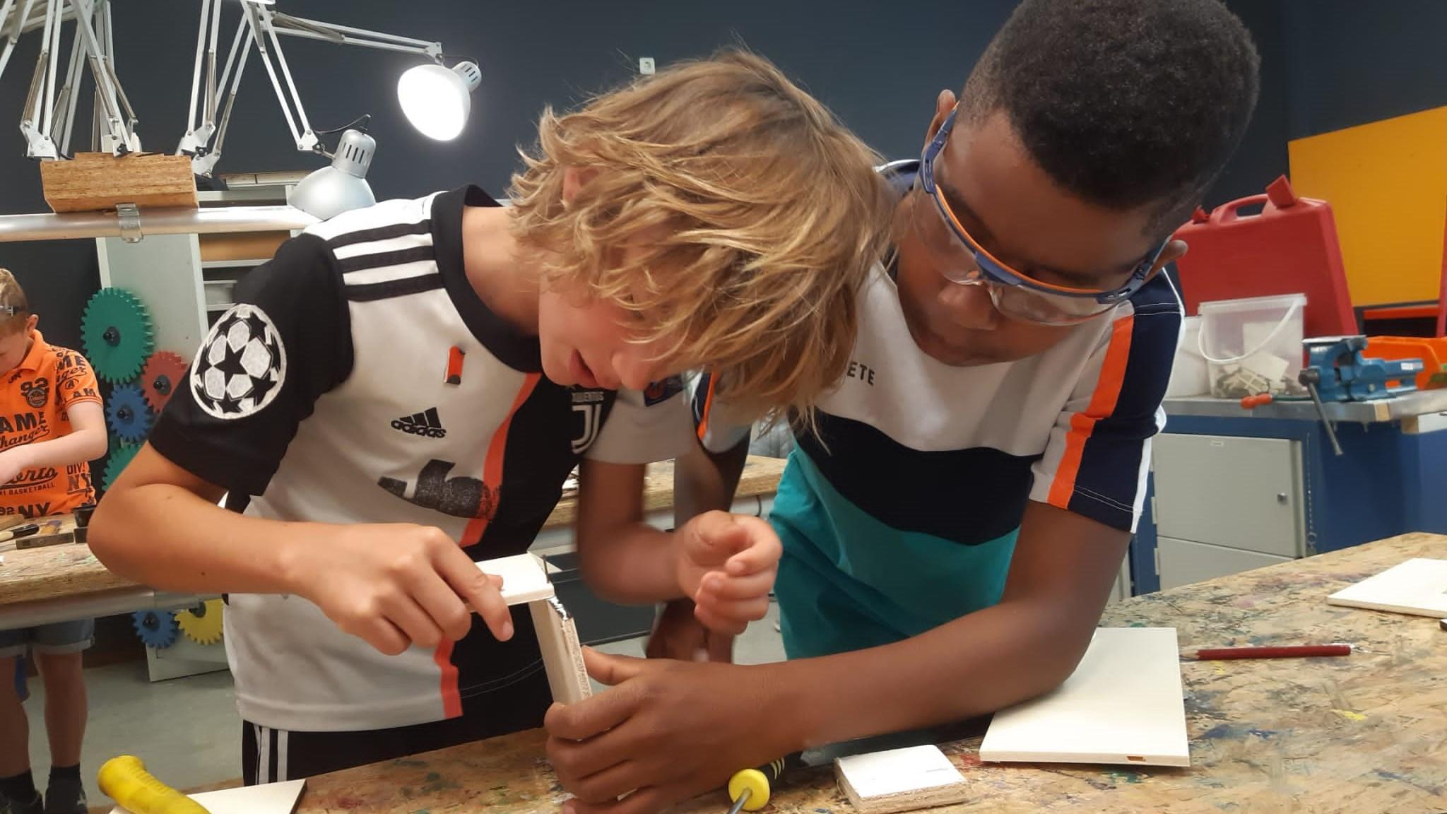 Leerlingen van Basisschool De Kwir in Neer werken samen aan een project in de klas. Leerlingen van Basisschool De Kwir in Neer werken samen aan een project in de klas.