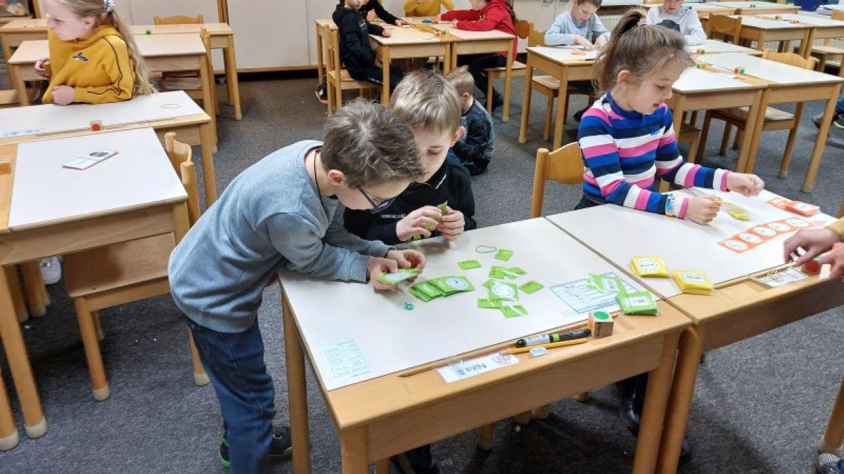 Leerlingen van Basisschool De Kwir in Neer zijn bezig met groepsactiviteiten aan hun schooltafels. Leerlingen van Basisschool De Kwir in Neer zijn bezig met groepsactiviteiten aan hun schooltafels.