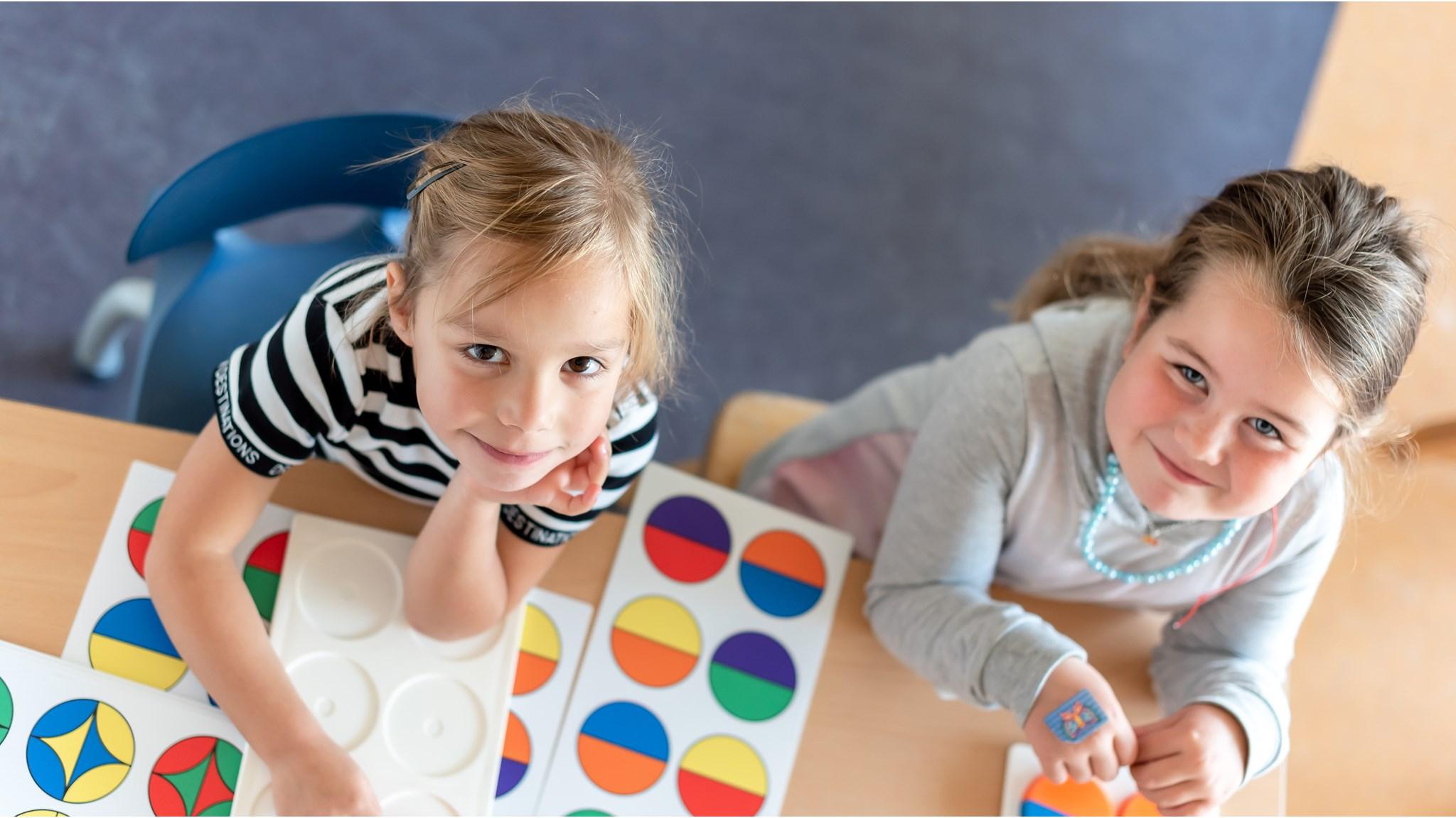 Leerlingen van Basisschool de Maaskei in Mook werken aan kleurrijke puzzels. Leerlingen van Basisschool de Maaskei in Mook werken aan kleurrijke puzzels.