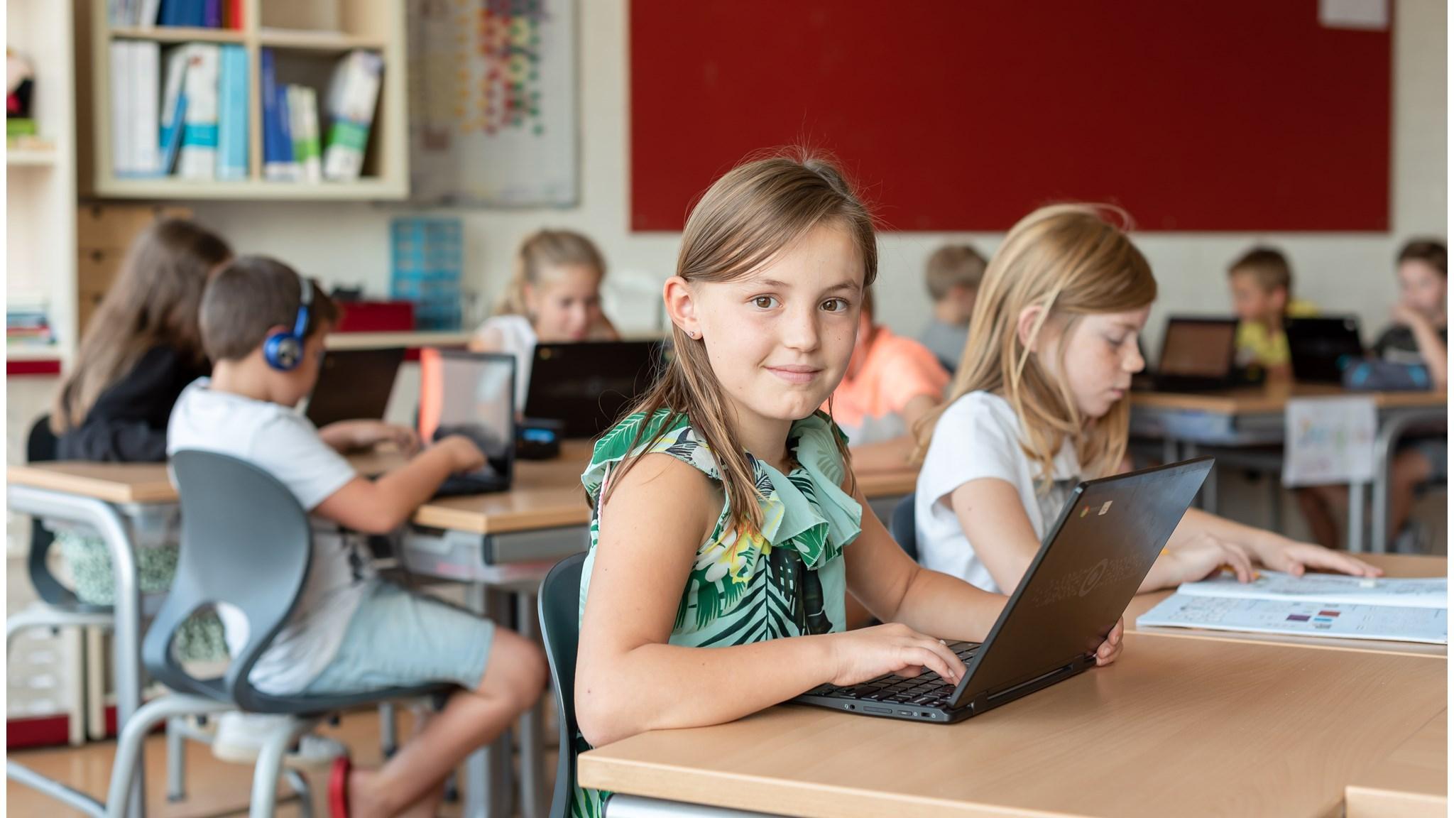 Leerlingen van Basisschool de Maaskei in Mook werken geconcentreerd aan hun laptops in de klas. Leerlingen van Basisschool de Maaskei in Mook werken geconcentreerd aan hun laptops in de klas.