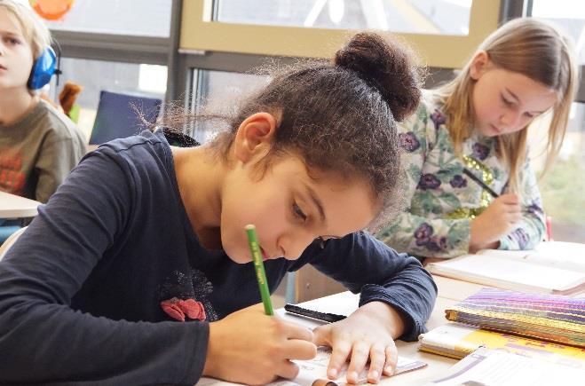 Leerlingen van Basisschool De Meidoorn in Kerkdriel zijn actief bezig met schrijven aan hun lessen. Leerlingen van Basisschool De Meidoorn in Kerkdriel zijn actief bezig met schrijven aan hun lessen.