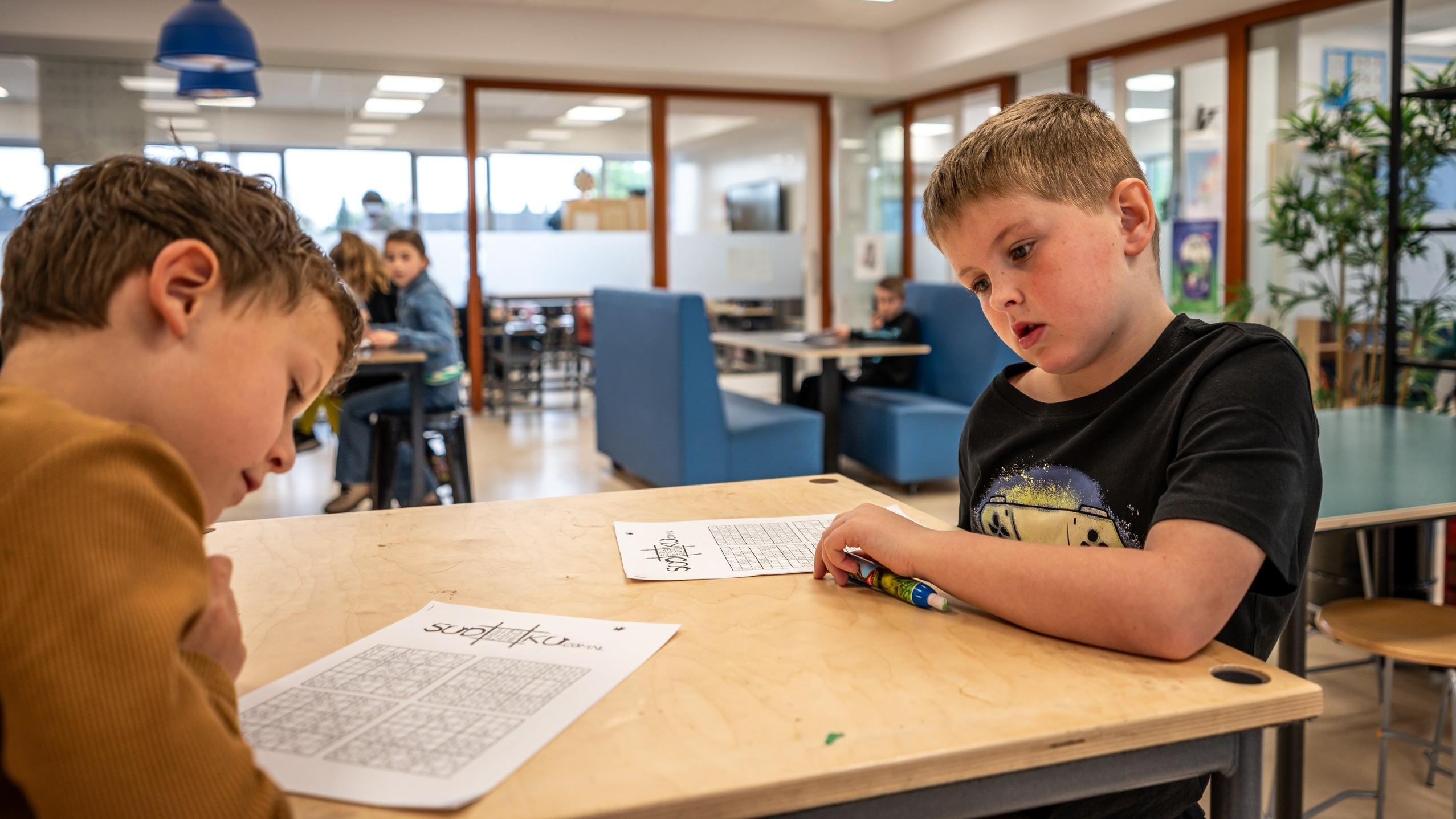 Leerlingen van Basisschool De Regenboog in De Bilt werken samen aan een opdracht in de klas. Leerlingen van Basisschool De Regenboog in De Bilt werken samen aan een opdracht in de klas.
