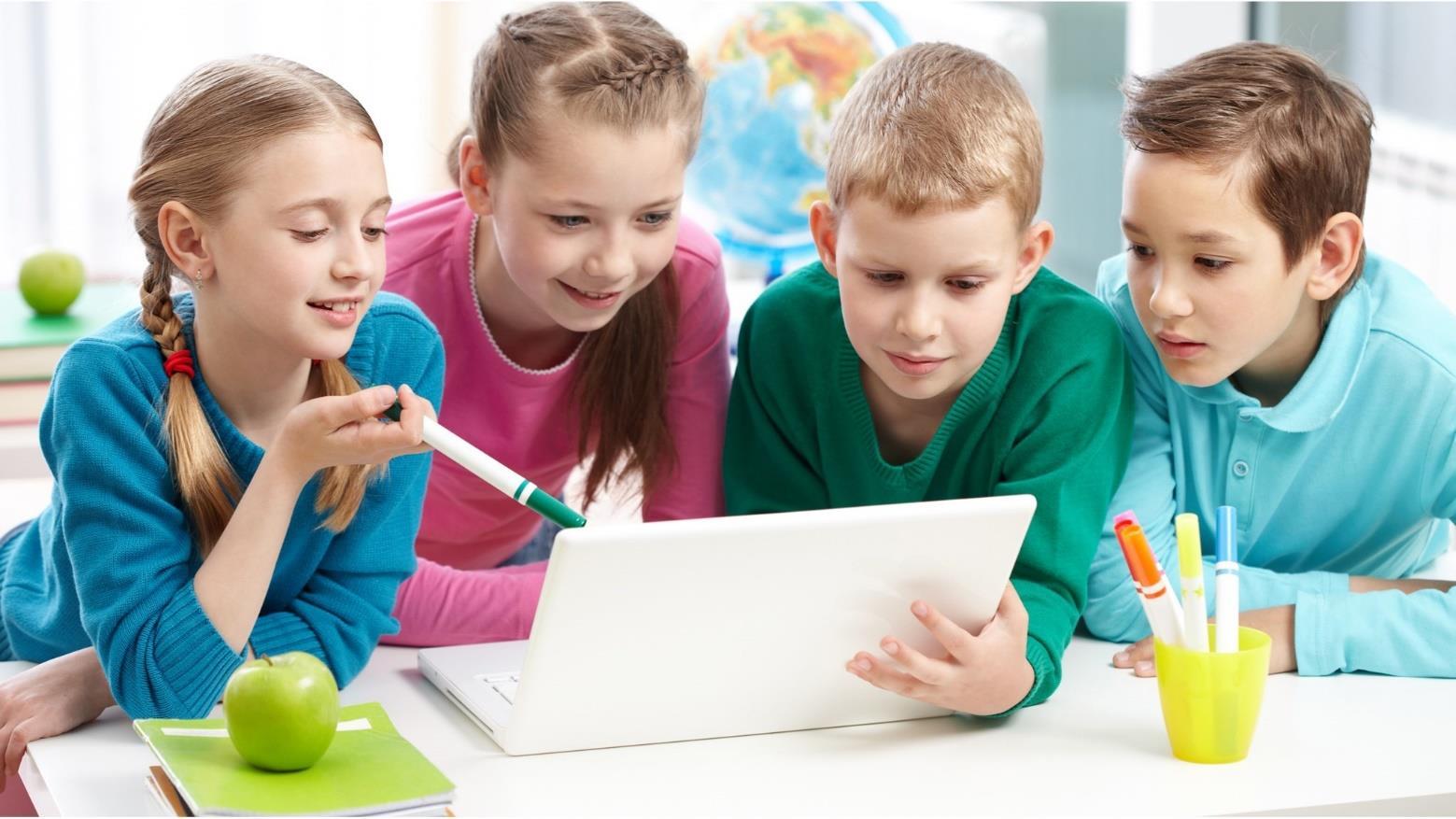 Leerlingen van Basisschool De Regenboog in Schaijk werken samen aan een laptop. Leerlingen van Basisschool De Regenboog in Schaijk werken samen aan een laptop.