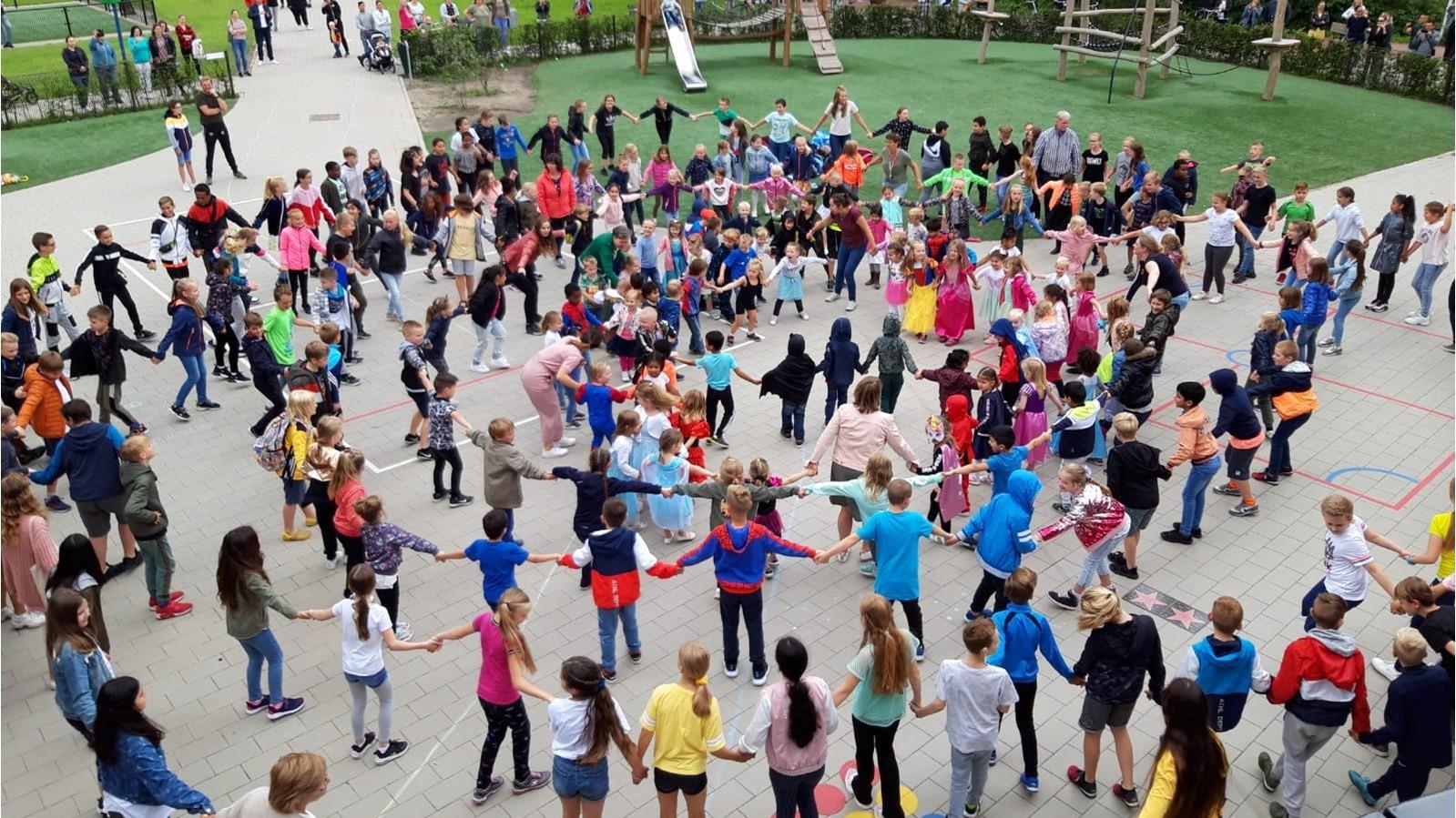 Leerlingen van Basisschool De Regenboog in Waddinxveen spelen samen op het schoolplein. Leerlingen van Basisschool De Regenboog in Waddinxveen spelen samen op het schoolplein.
