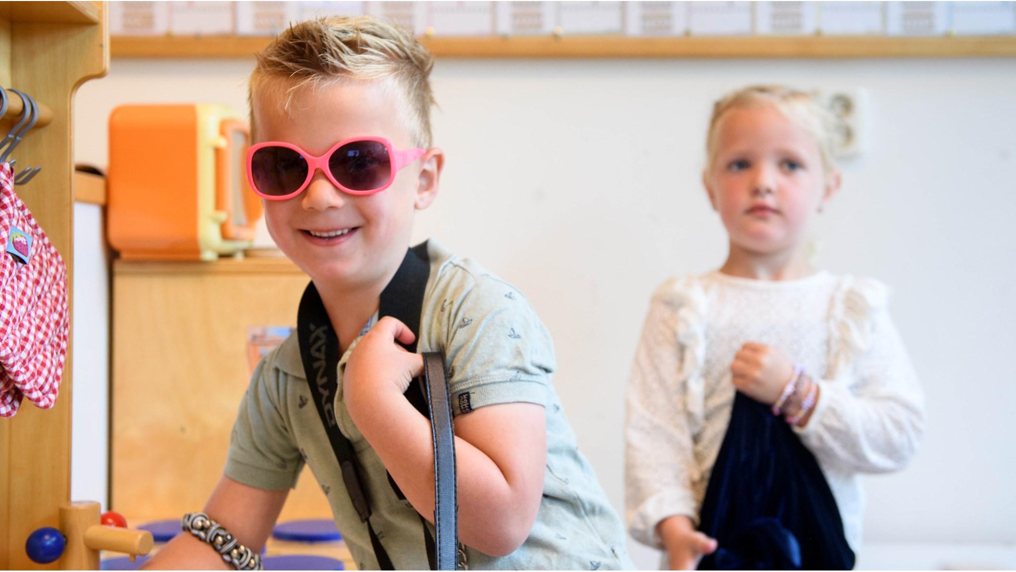 Leerlingen van Basisschool De Schelp in Wervershoof hebben plezier in de klas met speelgoed en accessoires. Leerlingen van Basisschool De Schelp in Wervershoof hebben plezier in de klas met speelgoed en accessoires.
