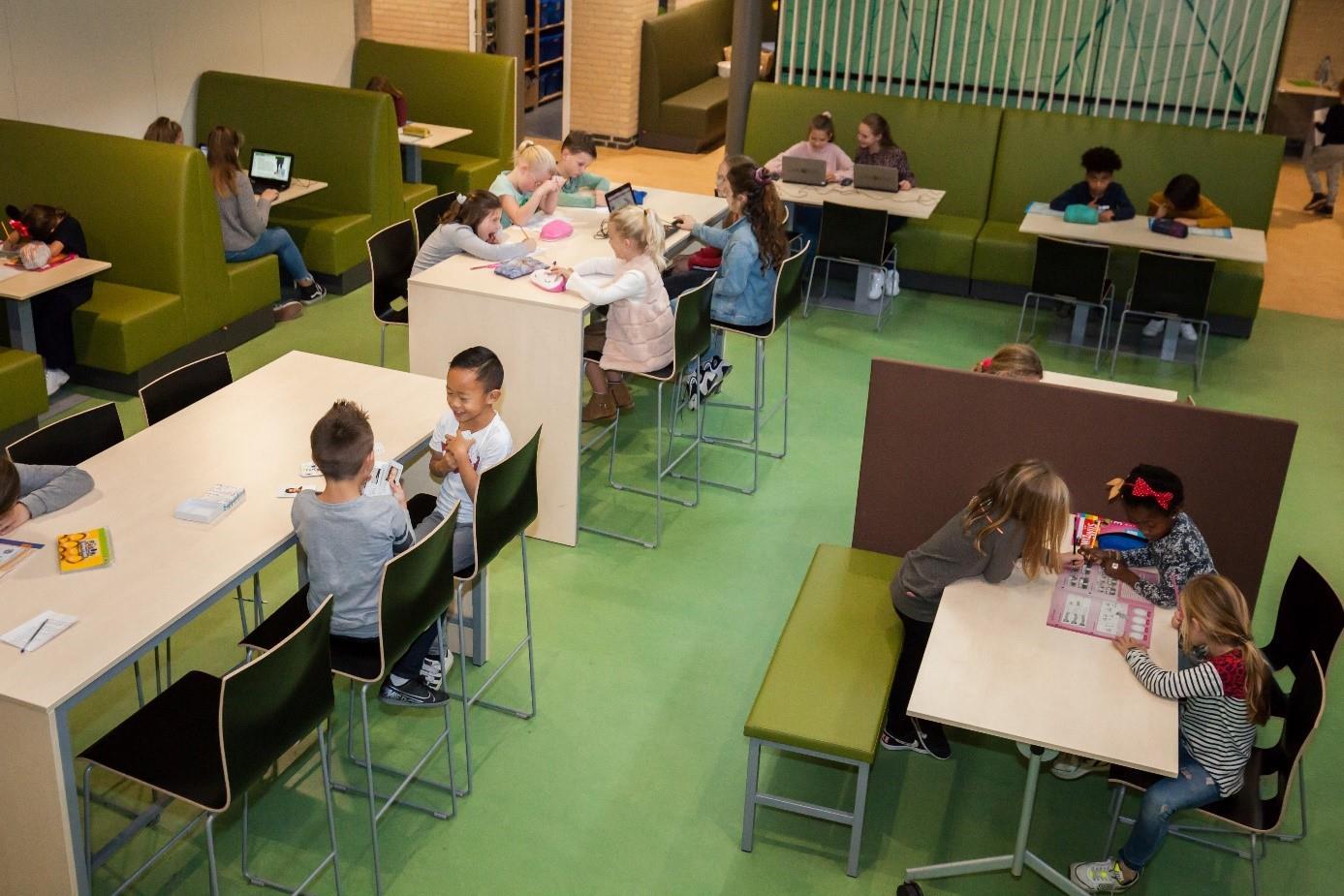 Leerlingen van Basisschool De Sporckt in Tilburg werken en spelen samen in een moderne ruimte. Leerlingen van Basisschool De Sporckt in Tilburg werken en spelen samen in een moderne ruimte.
