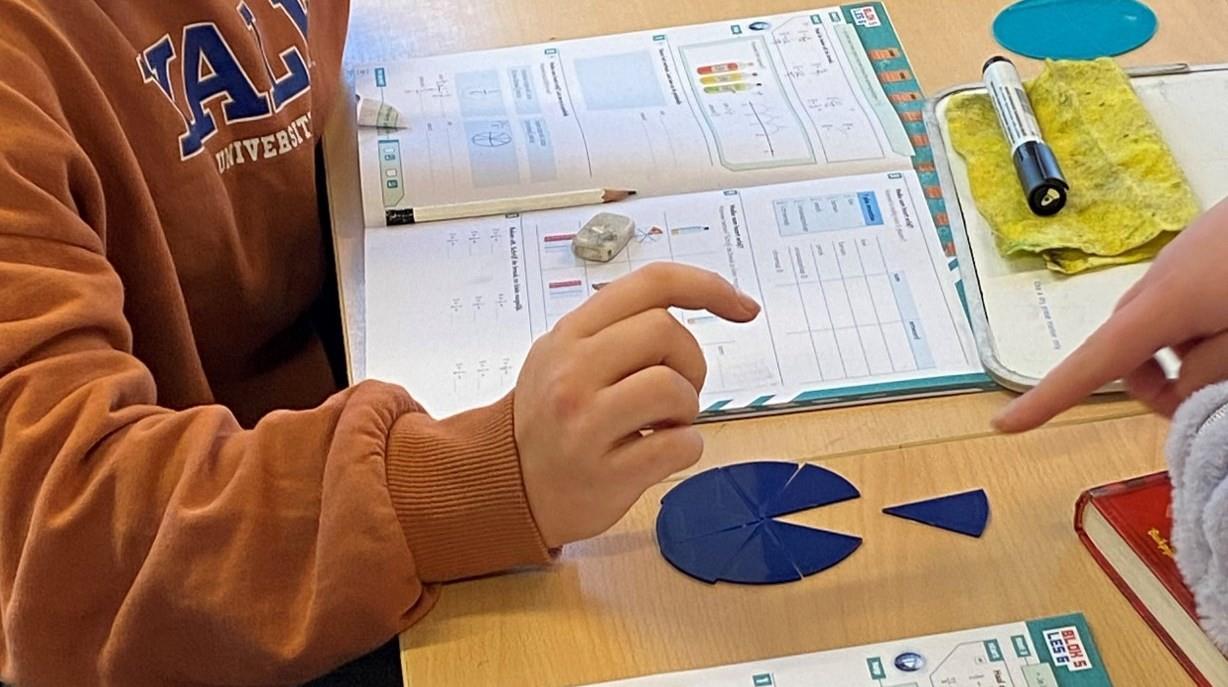 Leerlingen van Basisschool De Triangel in Gulpen zijn bezig met een wiskunde-opdracht.