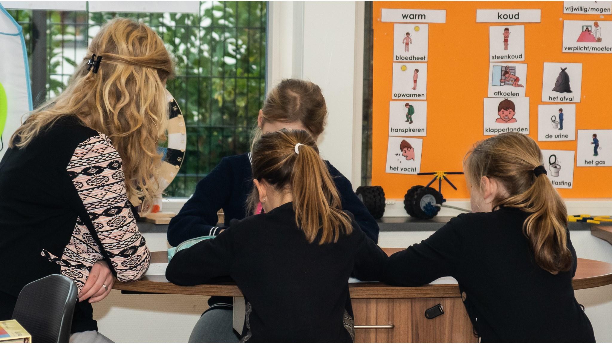 Leerlingen van Basisschool De Tweeklank in Aadorp werken samen aan een les in de klas. Leerlingen van Basisschool De Tweeklank in Aadorp werken samen aan een les in de klas.