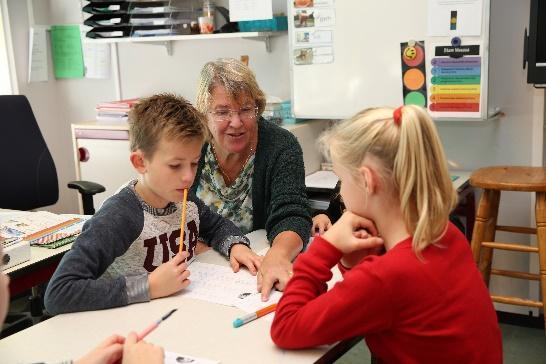 Leerlingen van Basisschool De Uilenburcht in Driebergen-Rijsenburg samenwerken met een juf tijdens een les. Leerlingen van Basisschool De Uilenburcht in Driebergen-Rijsenburg samenwerken met een juf tijdens een les.