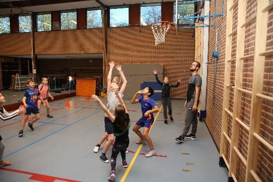 Leerlingen van Basisschool De Uilenburcht in Driebergen-Rijsenburg spelen basketbal in de gymzaal. Leerlingen van Basisschool De Uilenburcht in Driebergen-Rijsenburg spelen basketbal in de gymzaal.