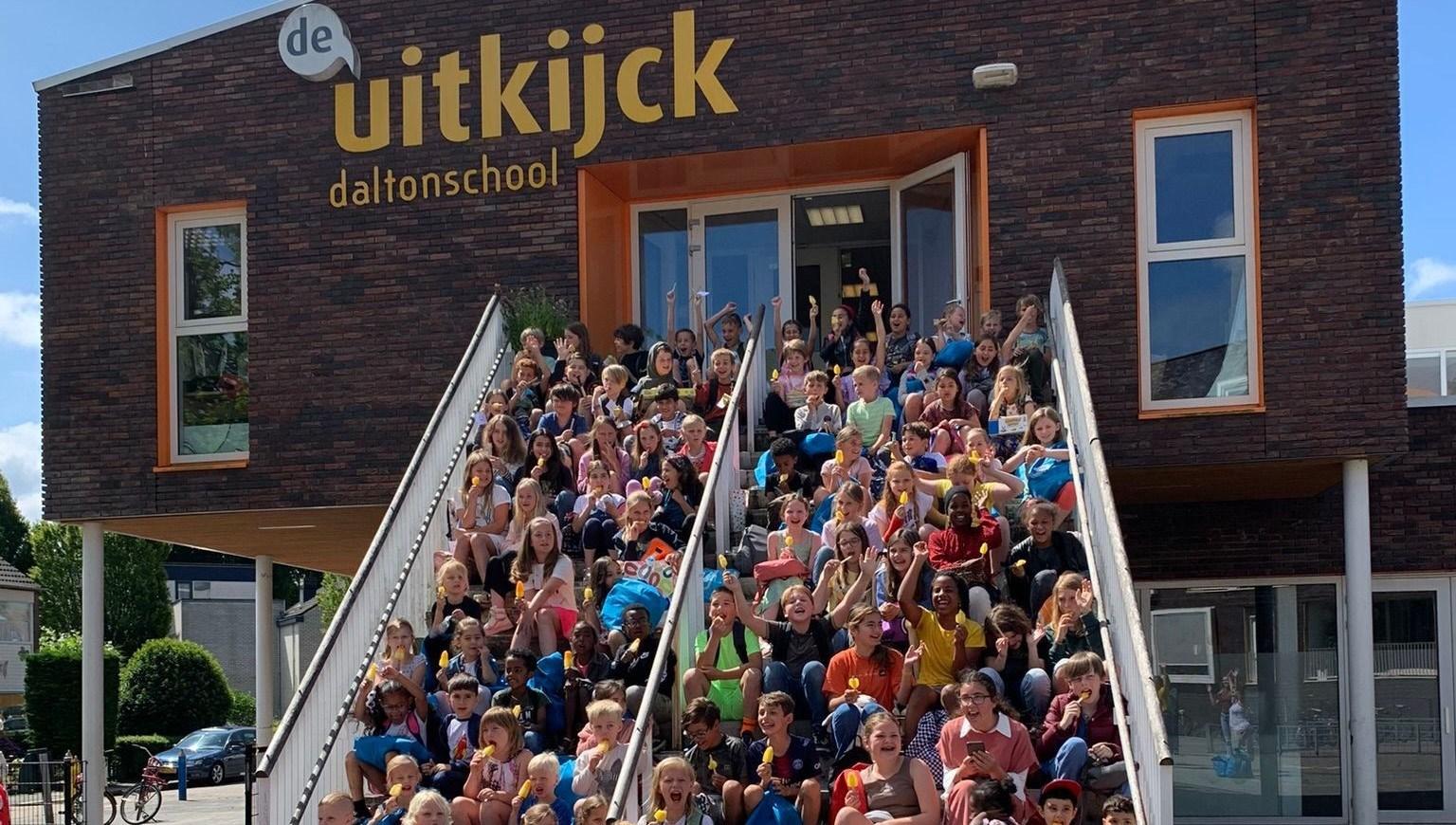 Leerlingen van Basisschool De Uitkijck openbaar dalton onderwijs in Baarn poseren vrolijk op de trap van hun school. Leerlingen van Basisschool De Uitkijck openbaar dalton onderwijs in Baarn poseren vrolijk op de trap van hun school.