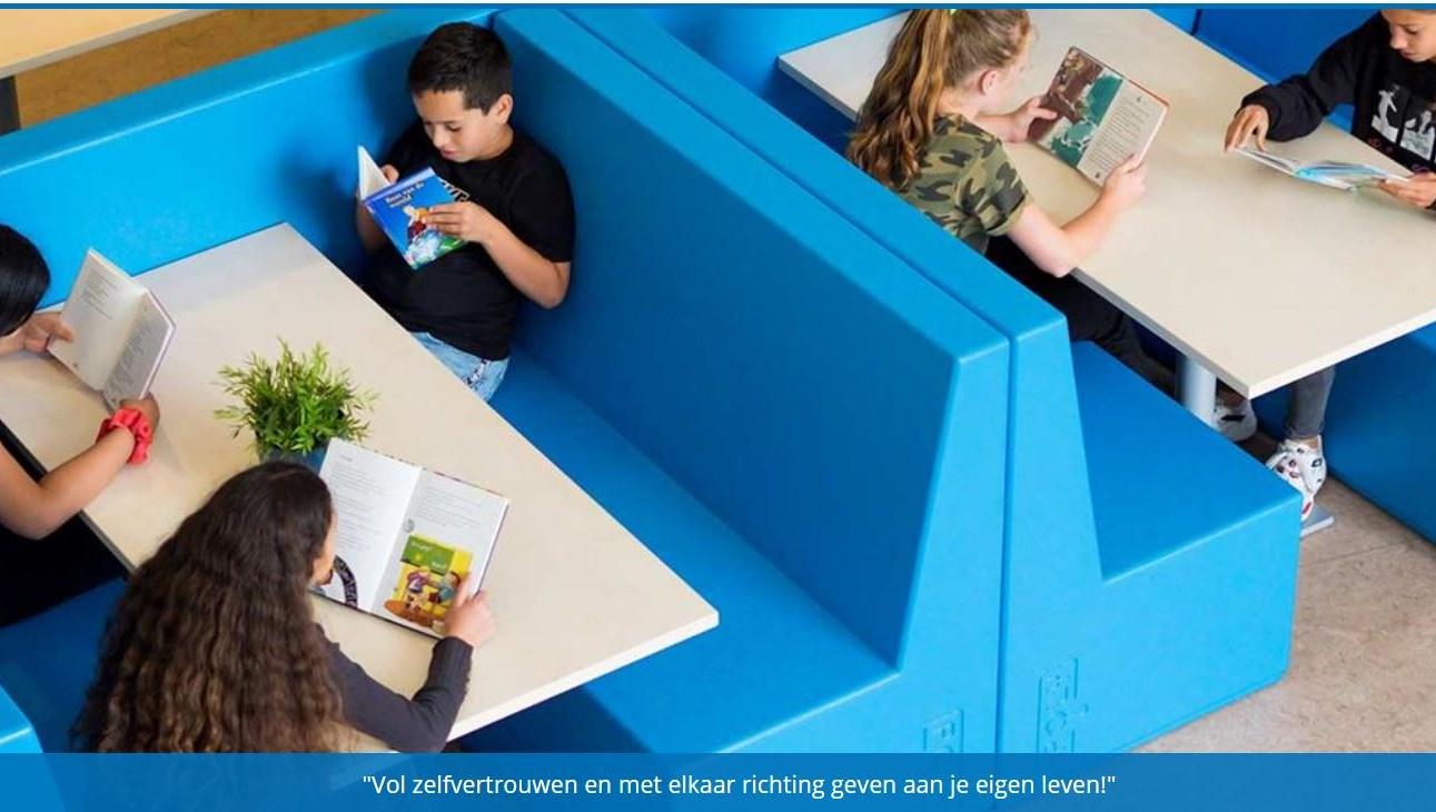 Leerlingen van Basisschool De Waayer in Tiel zitten in een moderne leeromgeving en lezen boeken. Leerlingen van Basisschool De Waayer in Tiel zitten in een moderne leeromgeving en lezen boeken.