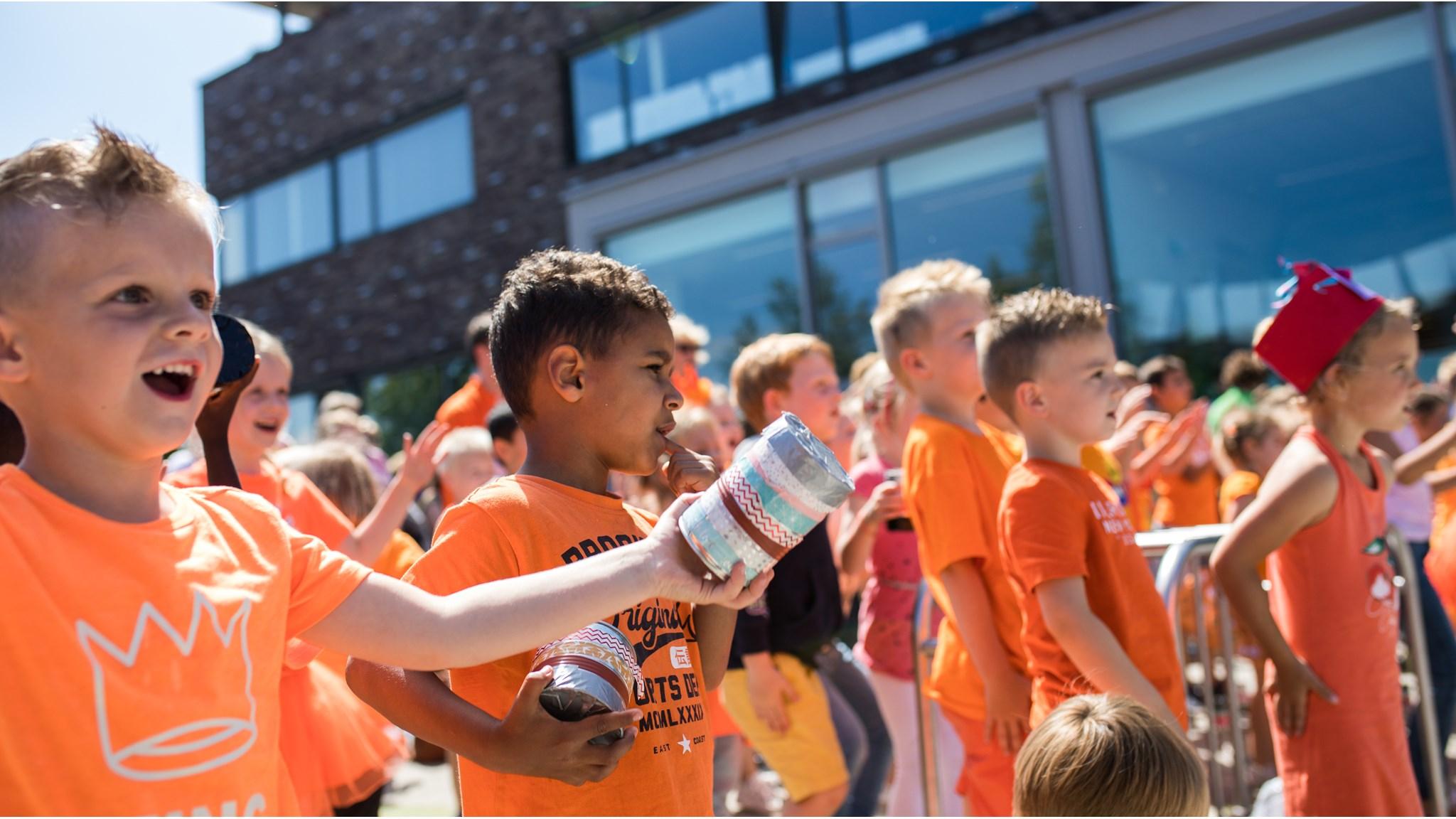 Leerlingen van Basisschool De Wegwijzer in Driebruggen zijn actief aan het werk in de klas. Leerlingen van Basisschool De Wegwijzer in Driebruggen zijn actief aan het werk in de klas.