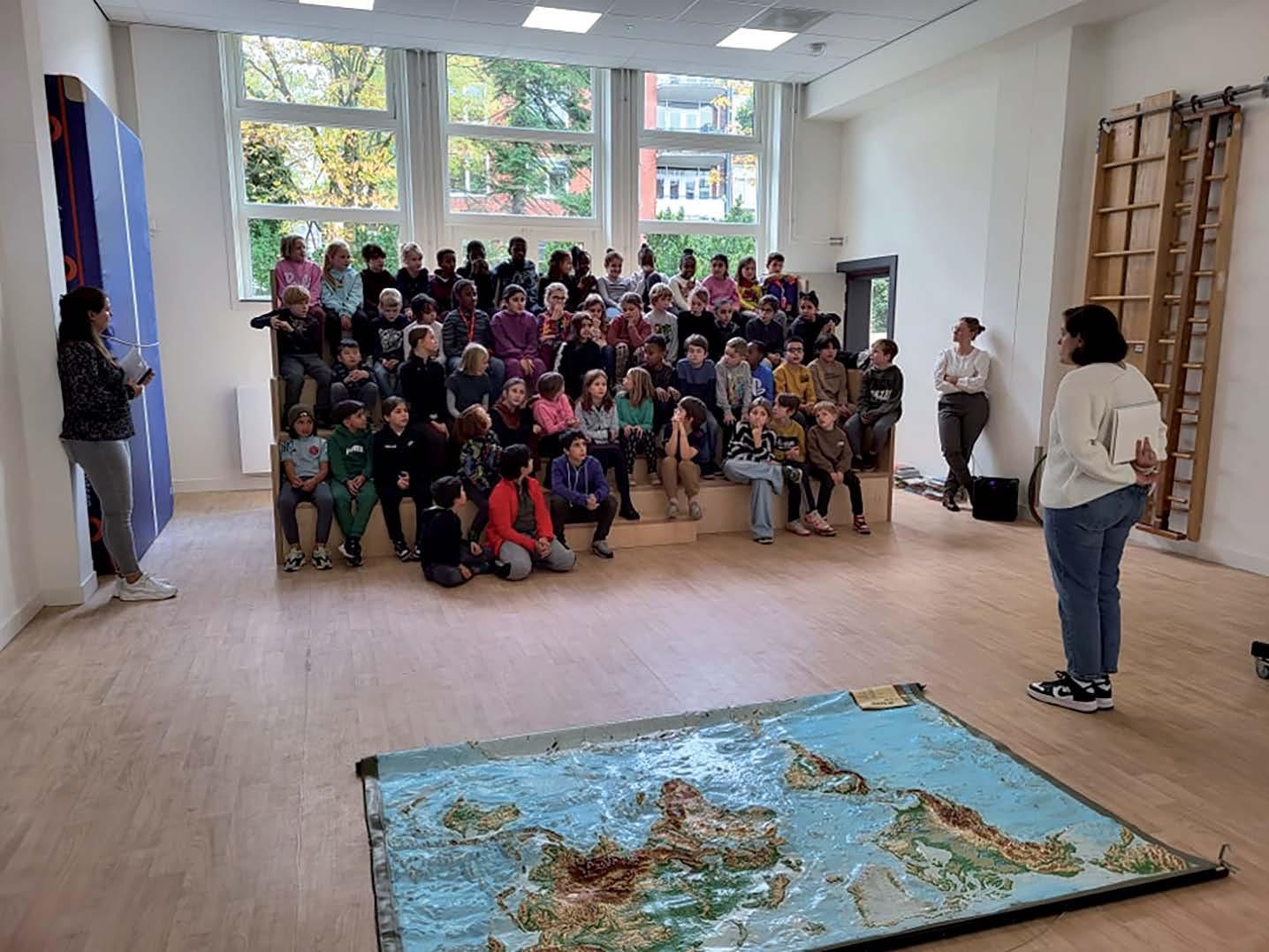 Leerlingen van basisschool De Wegwijzer in Lomm zitten tijdens een presentatie in een klaslokaal. Leerlingen van basisschool De Wegwijzer in Lomm zitten tijdens een presentatie in een klaslokaal.