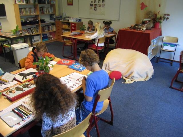 Leerlingen van Basisschool de Wegwijzer in Serooskerke (Gem. Veere) zijn druk bezig met creatieve activiteiten in de klas. Leerlingen van Basisschool de Wegwijzer in Serooskerke (Gem. Veere) zijn druk bezig met creatieve activiteiten in de klas.