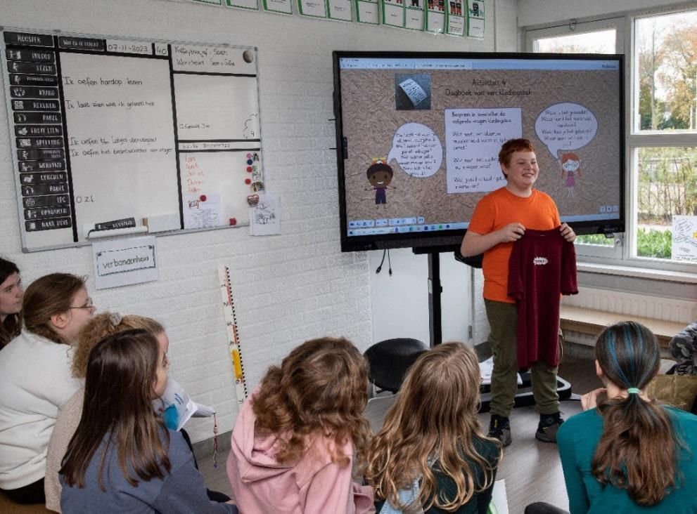 Leerlingen van Basisschool De Wegwijzer in Tilburg presenteren een activiteit in de klas. Leerlingen van Basisschool De Wegwijzer in Tilburg presenteren een activiteit in de klas.