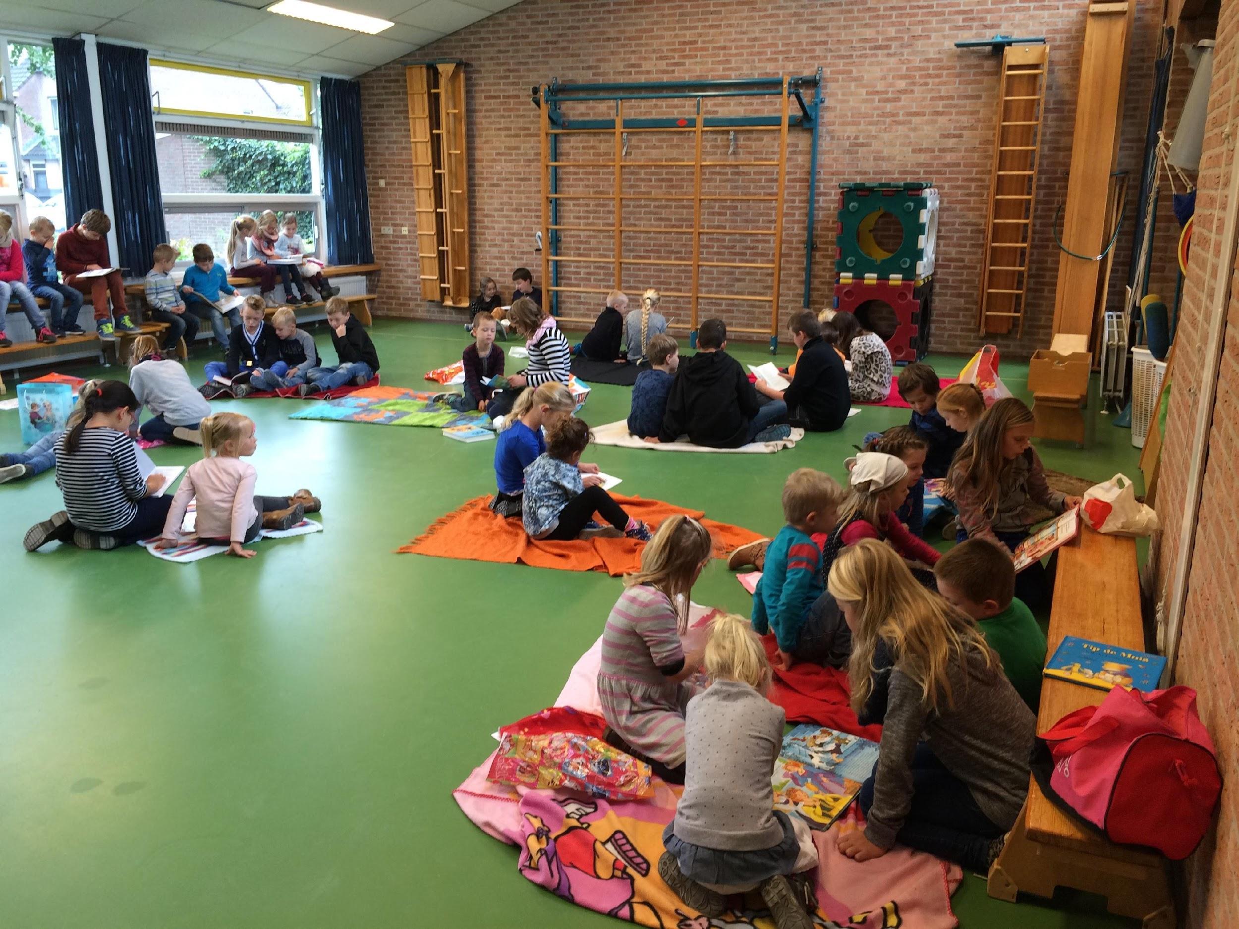 Leerlingen van basisschool De Wegwijzer in Wijk bij Duurstede lezen gezamenlijk op het vloerkleed. Leerlingen van basisschool De Wegwijzer in Wijk bij Duurstede lezen gezamenlijk op het vloerkleed.