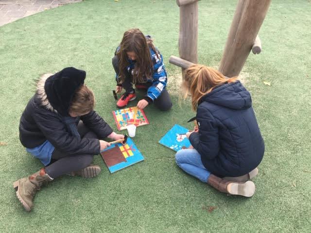 Leerlingen van Basisschool De Wegwijzer in Wijk bij Duurstede spelen en tekenen op het schoolplein. Leerlingen van Basisschool De Wegwijzer in Wijk bij Duurstede spelen en tekenen op het schoolplein.