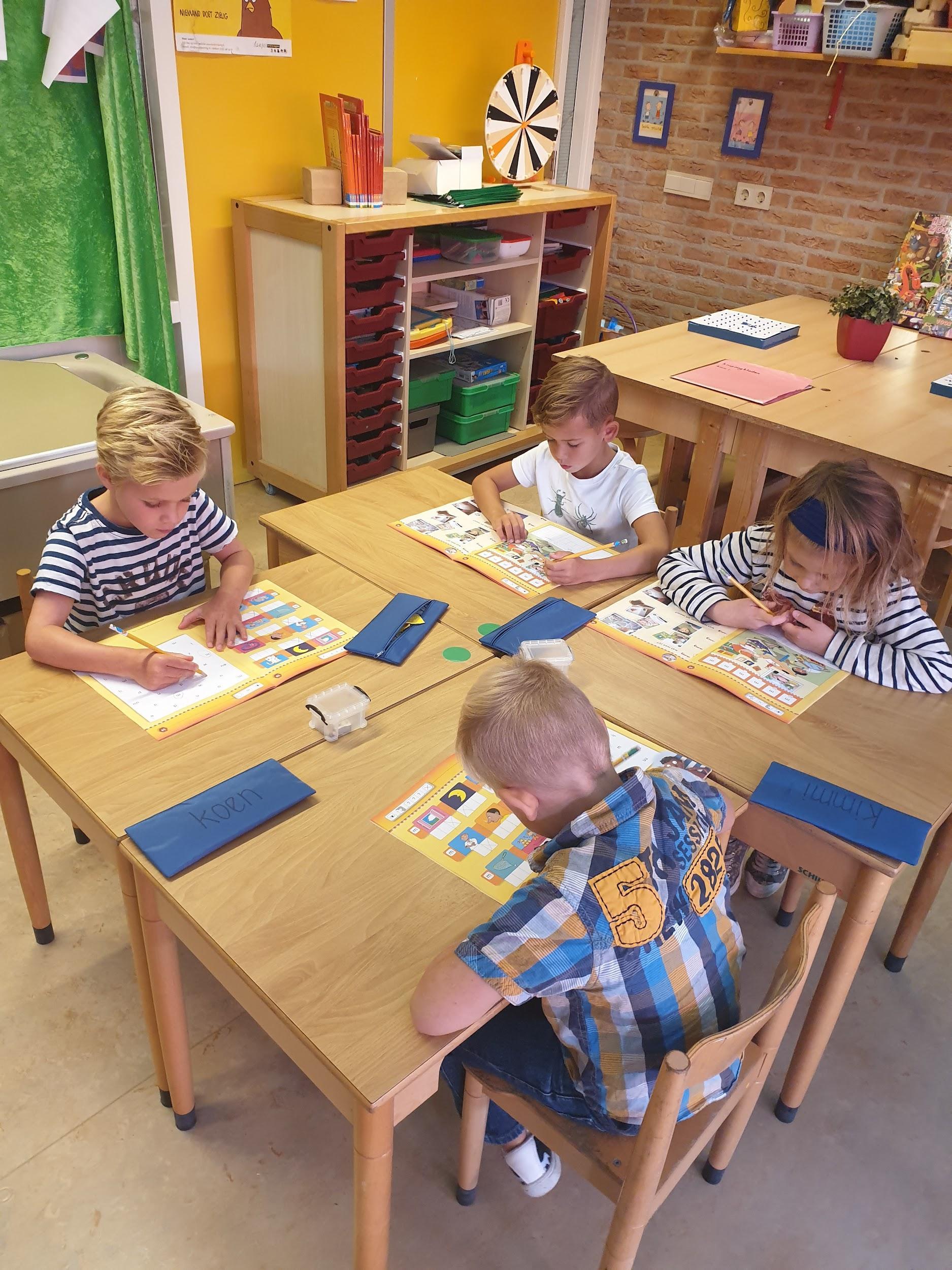 Leerlingen van Basisschool De Wegwijzer in Wijk bij Duurstede zijn aan het werk in de klas. Leerlingen van Basisschool De Wegwijzer in Wijk bij Duurstede zijn aan het werk in de klas.