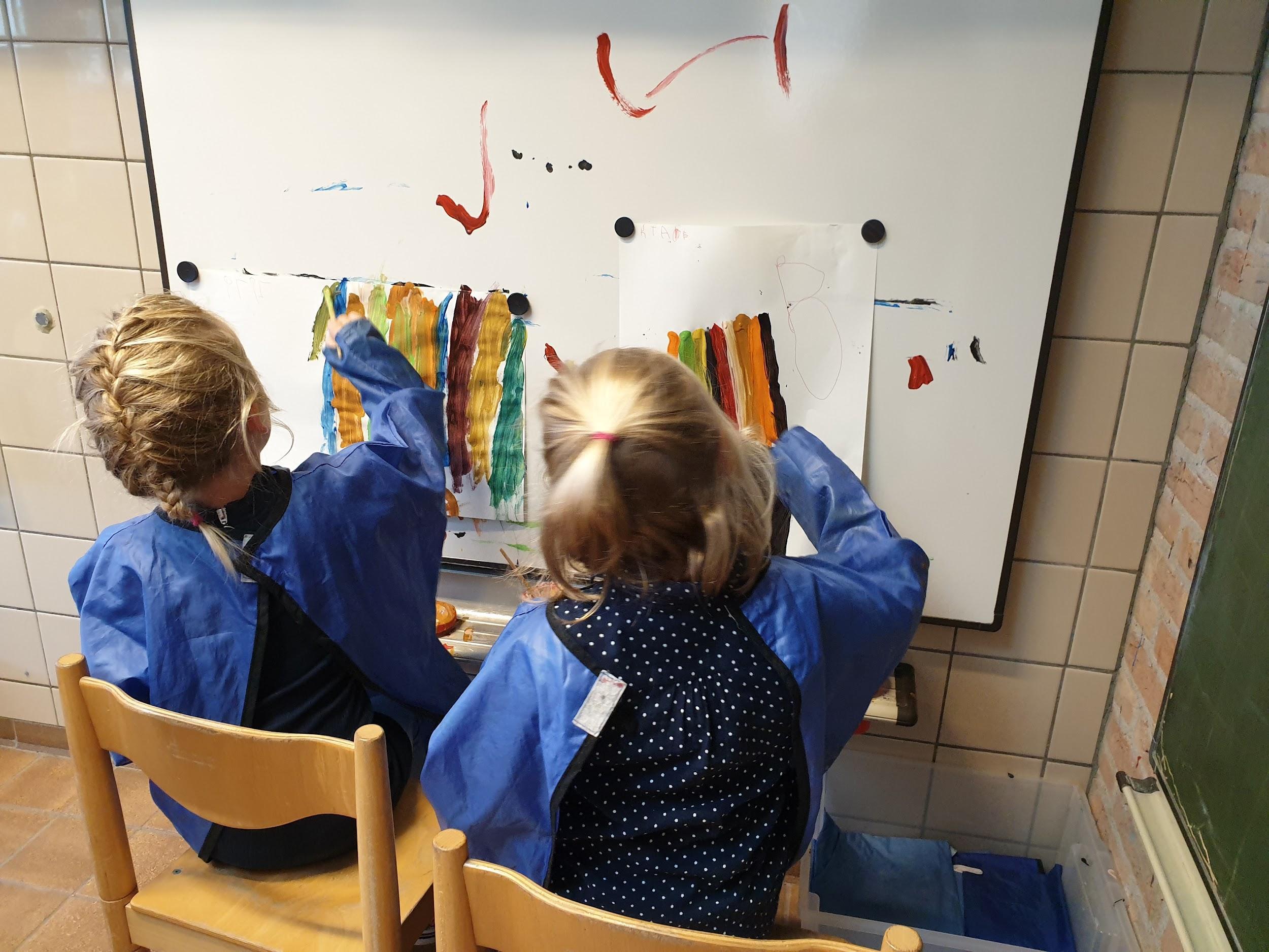 Leerlingen van Basisschool De Wegwijzer in Wijk bij Duurstede zijn bezig met schilderen in de klas. Leerlingen van Basisschool De Wegwijzer in Wijk bij Duurstede zijn bezig met schilderen in de klas.