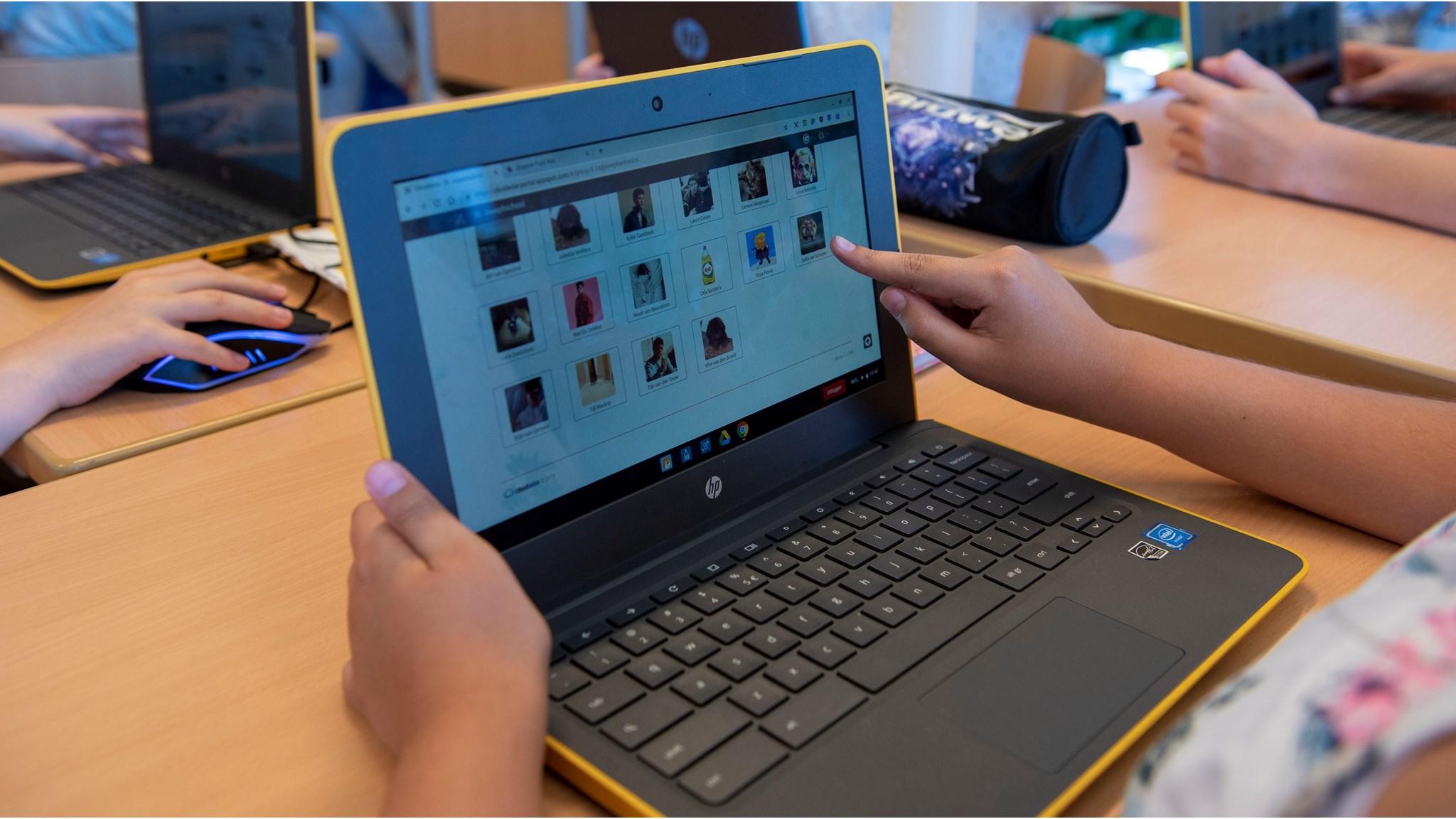 Leerlingen van Basisschool De Wereldwijzer in Leiden zijn bezig met een computeropdracht in de klas. Leerlingen van Basisschool De Wereldwijzer in Leiden zijn bezig met een computeropdracht in de klas.