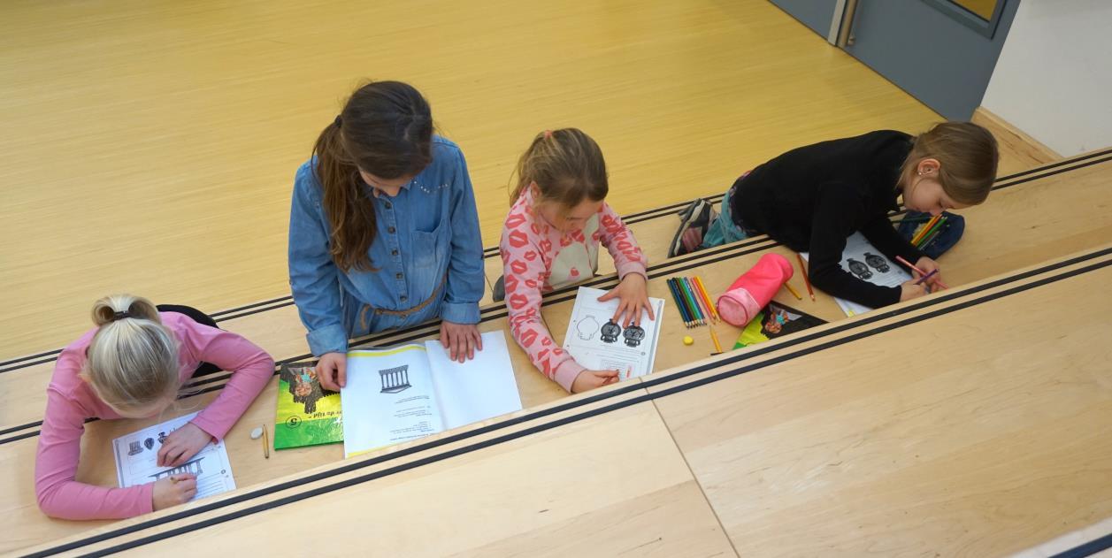Leerlingen van Basisschool De Wingerd in Goes zijn aan het tekenen en kleuren tijdens een activiteit op de vloer. Leerlingen van Basisschool De Wingerd in Goes zijn aan het tekenen en kleuren tijdens een activiteit op de vloer.
