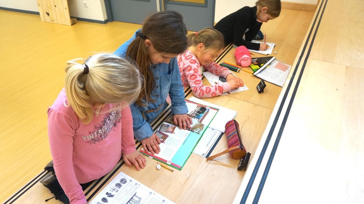Leerlingen van Basisschool De Wingerd in Goes zijn bezig met hun schoolwerk in een klaslokaal. Leerlingen van Basisschool De Wingerd in Goes zijn bezig met hun schoolwerk in een klaslokaal.