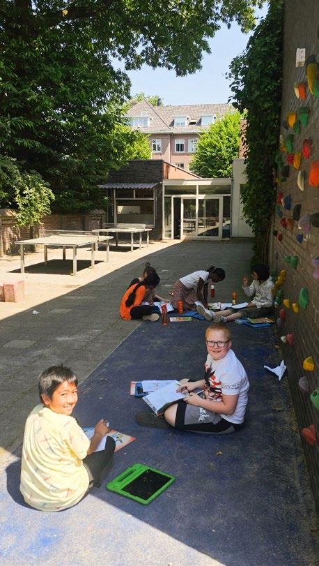 Leerlingen van basisschool Fellenoord in Eindhoven genieten van een creatieve activiteit op het schoolplein. Leerlingen van basisschool Fellenoord in Eindhoven genieten van een creatieve activiteit op het schoolplein.