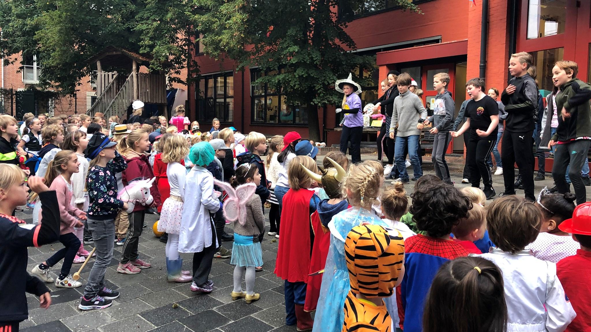 Leerlingen van Basisschool Groen van Prinsterer in Urk genieten van een feestelijke activiteit op het schoolplein. Leerlingen van Basisschool Groen van Prinsterer in Urk genieten van een feestelijke activiteit op het schoolplein.