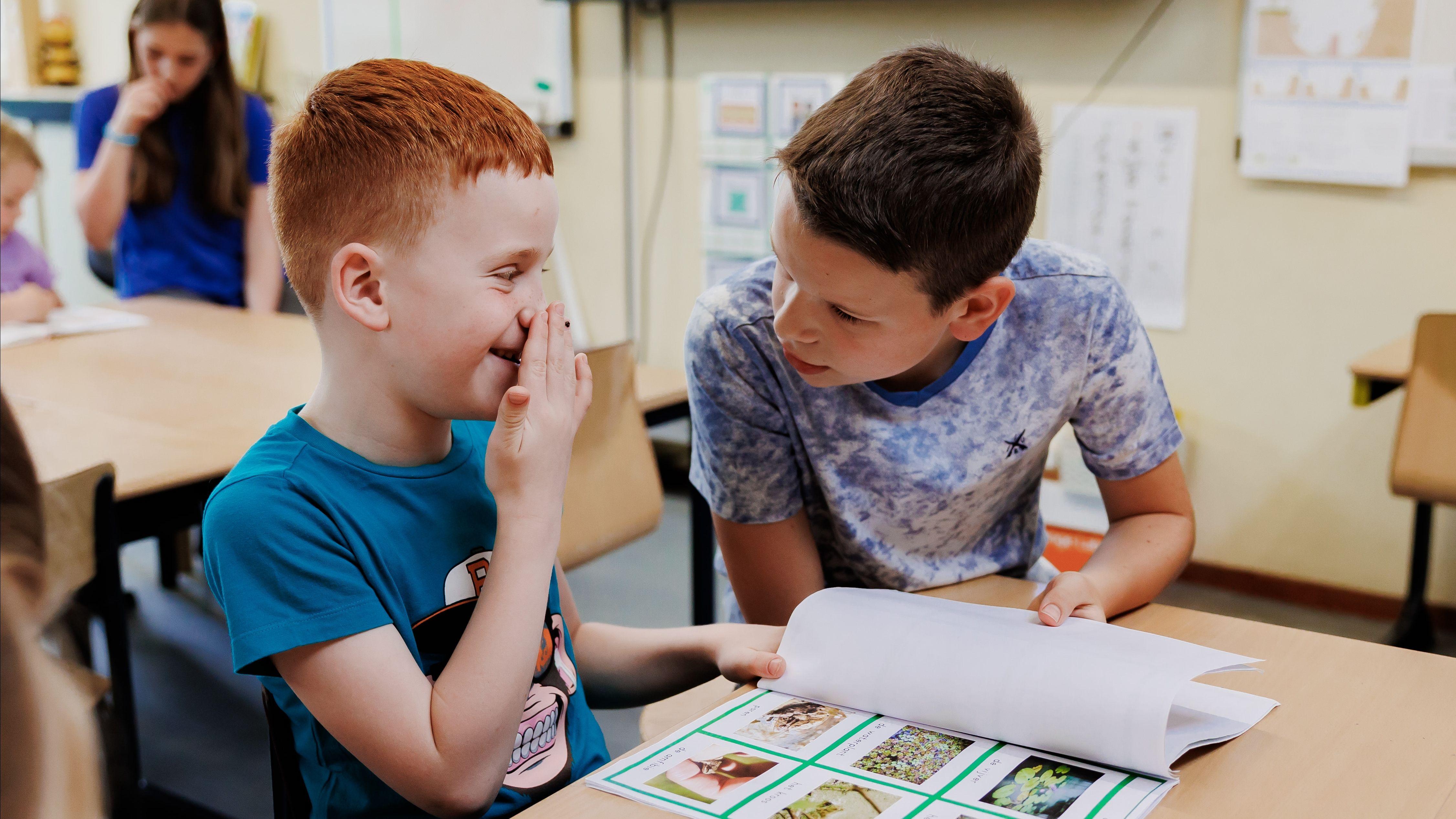 Leerlingen van Basisschool Heilig Hart in Dongen delen een lach tijdens een klasactiviteit. Leerlingen van Basisschool Heilig Hart in Dongen delen een lach tijdens een klasactiviteit.