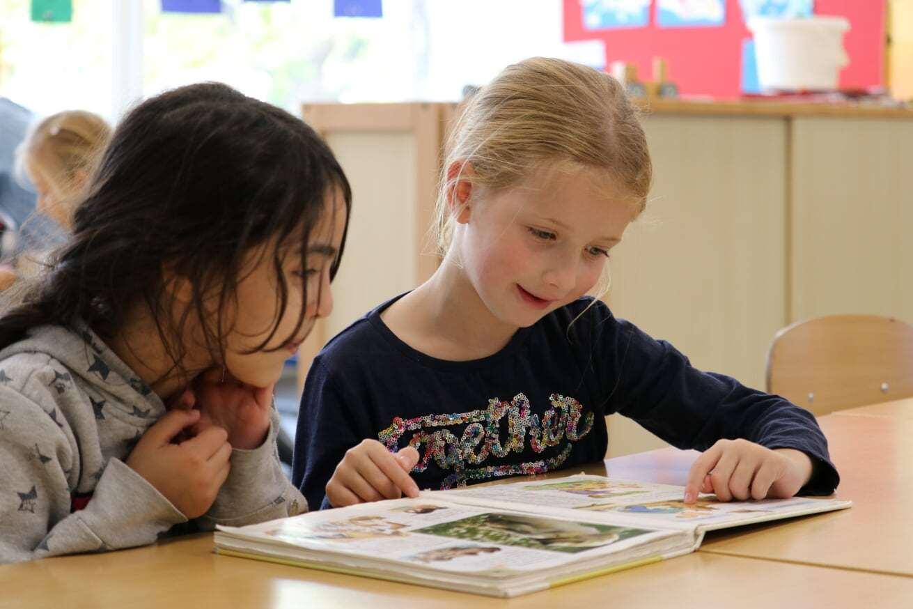 Leerlingen van basisschool Het Avontuur in Dalfsen genieten samen van het lezen van een boek.