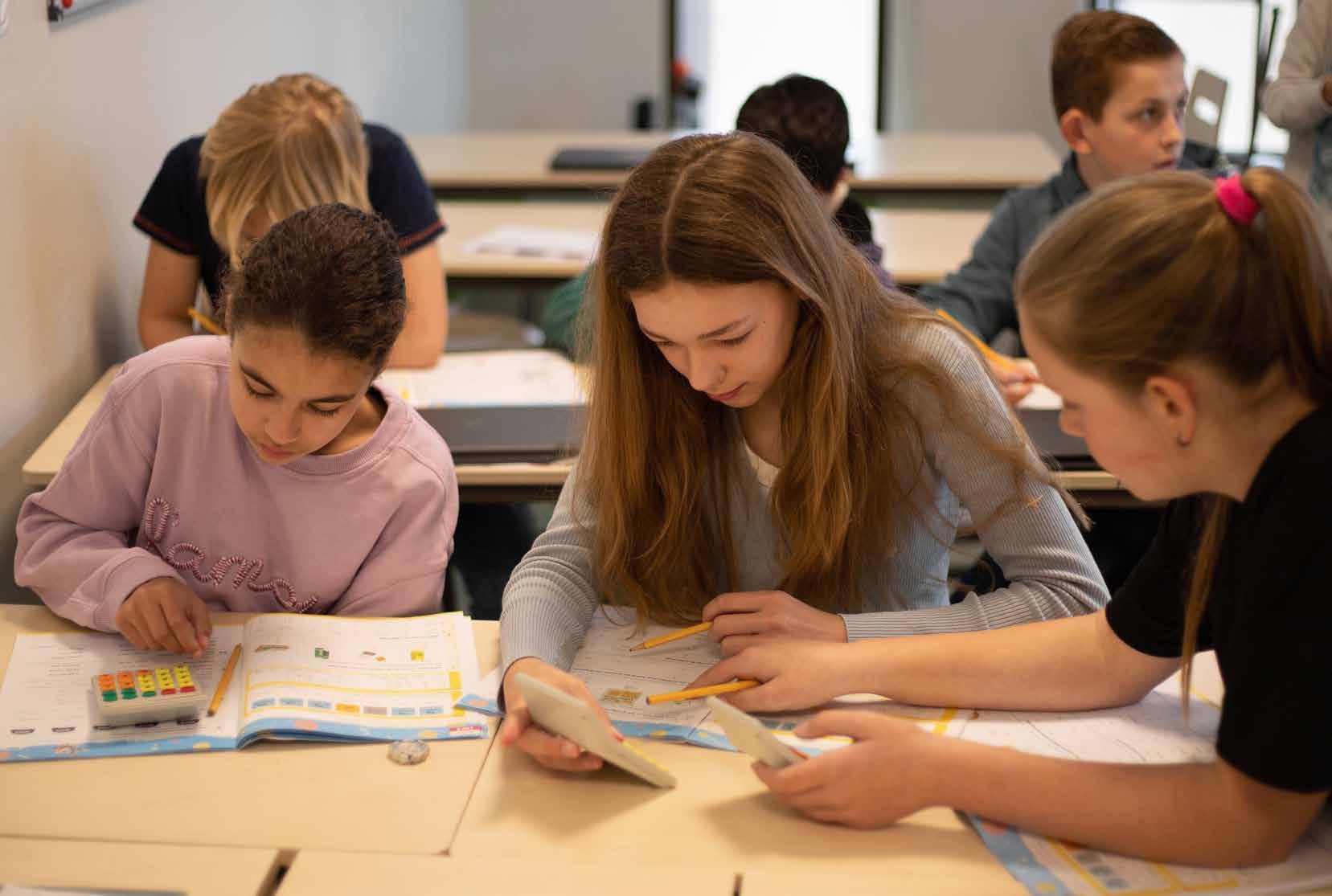 Leerlingen van basisschool Het Avontuur in Hoef en Haag werken samen aan een opdracht in de klas.